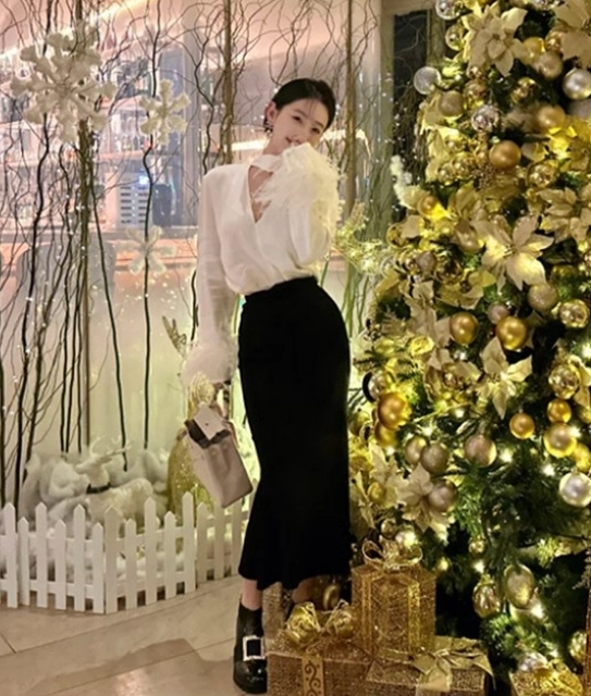 羽毛深V 綢緞上衣