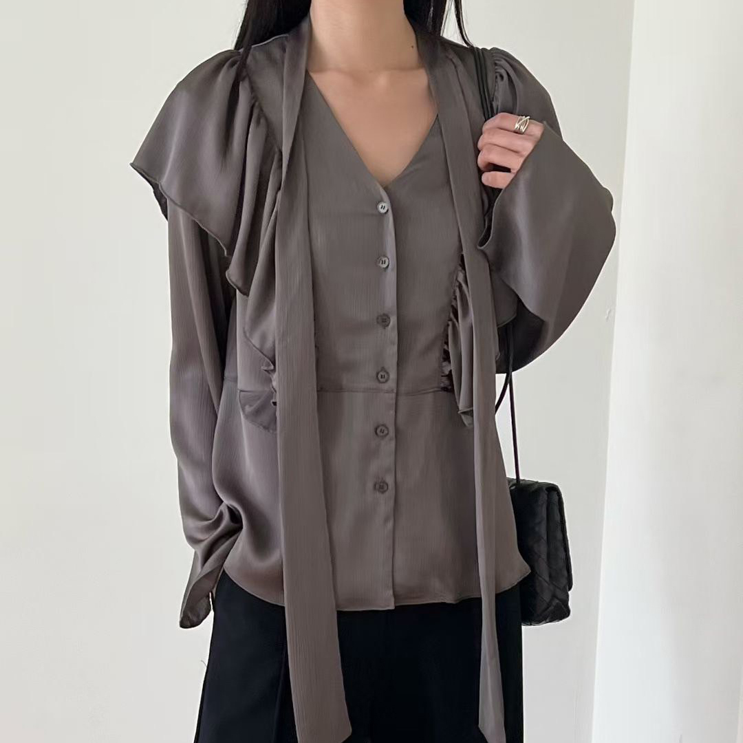 光澤感荷葉滾邊V領排釦上衣-附領巾 / 3色