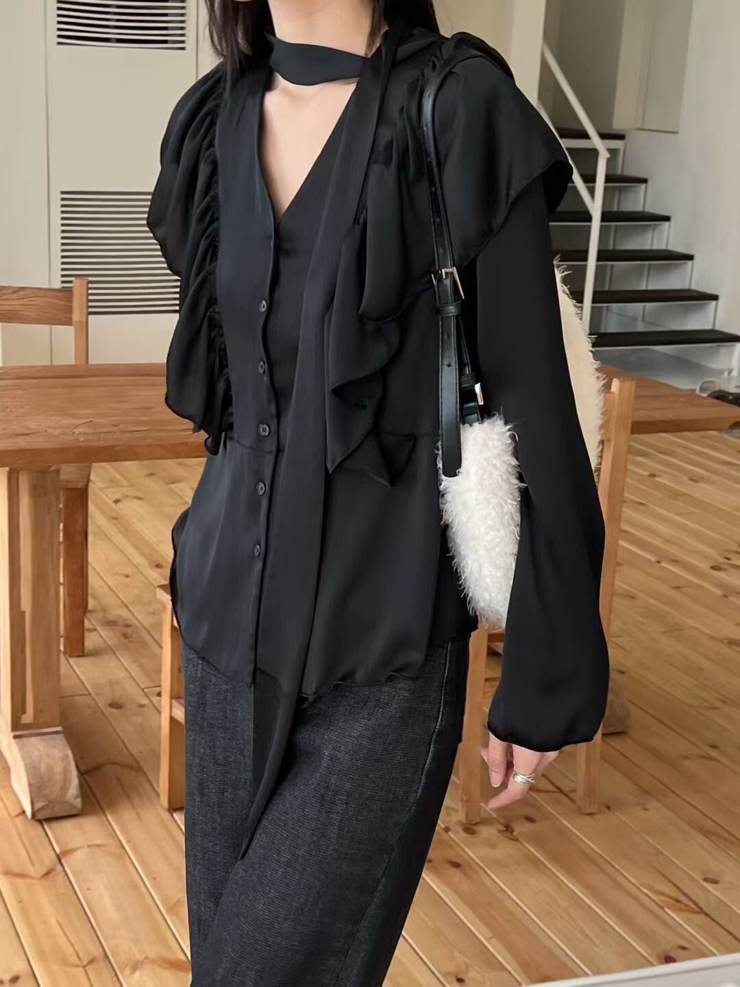 光澤感荷葉滾邊V領排釦上衣-附領巾 / 3色