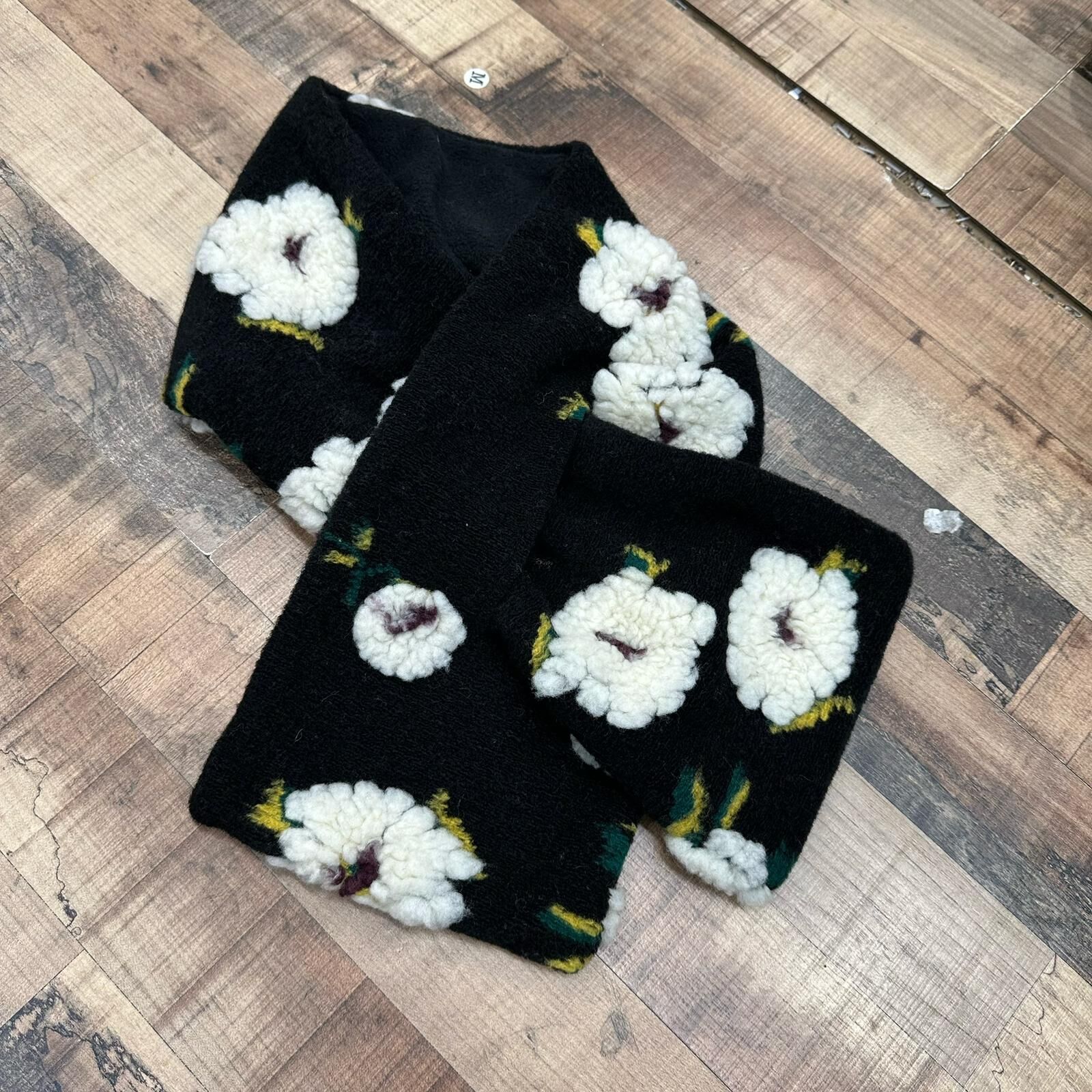 絨毛花花頸巾 A0612161 (可連衫褲夠$500免運*單一訂單*)