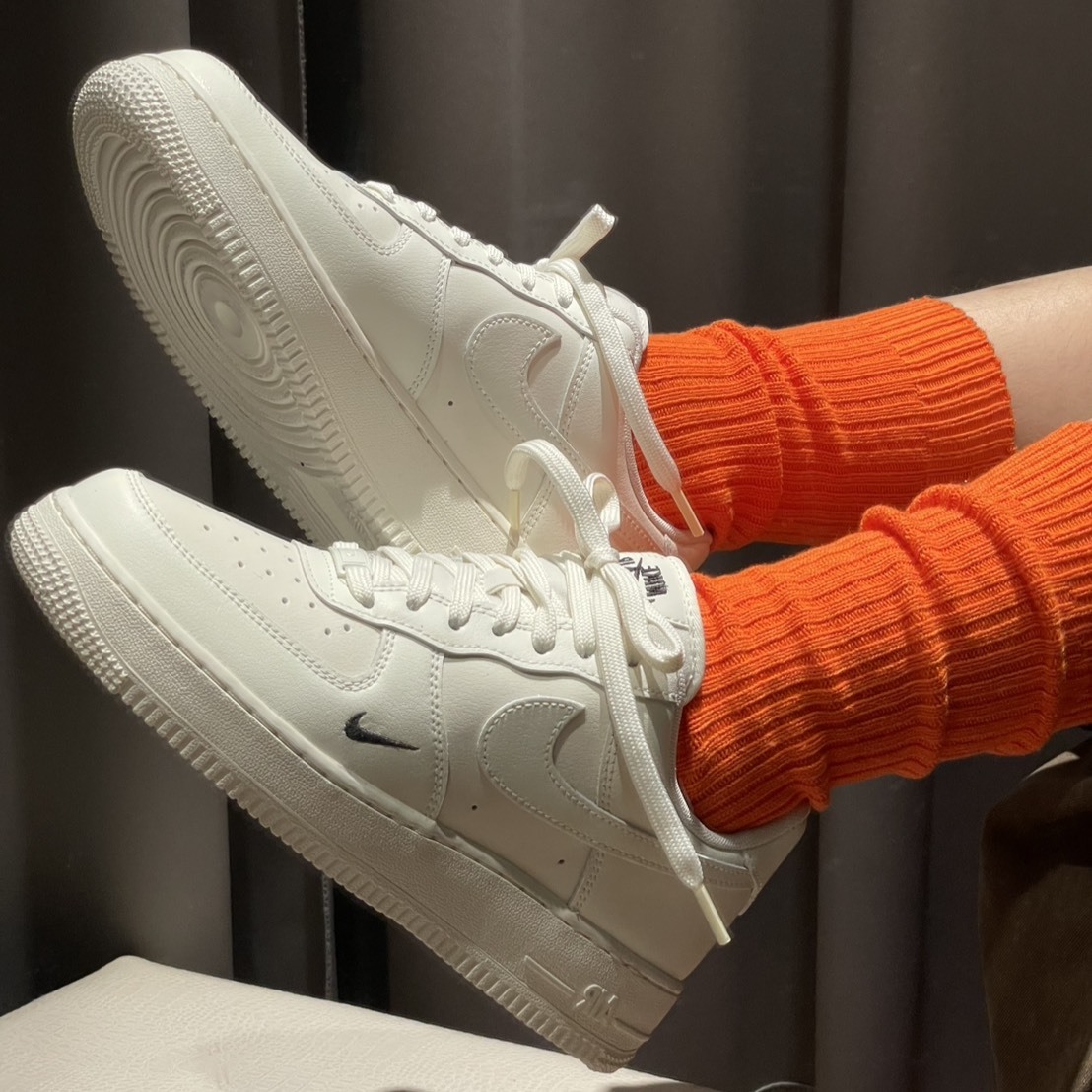 Nike Air Force 1 ’07 AF1 奶油白 黑刺繡小勾 女鞋 HF1058-133 IX