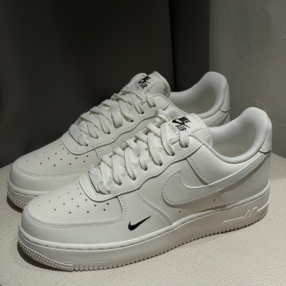 Nike Air Force 1 ’07 AF1 奶油白 黑刺繡小勾 女鞋 HF1058-133 IX