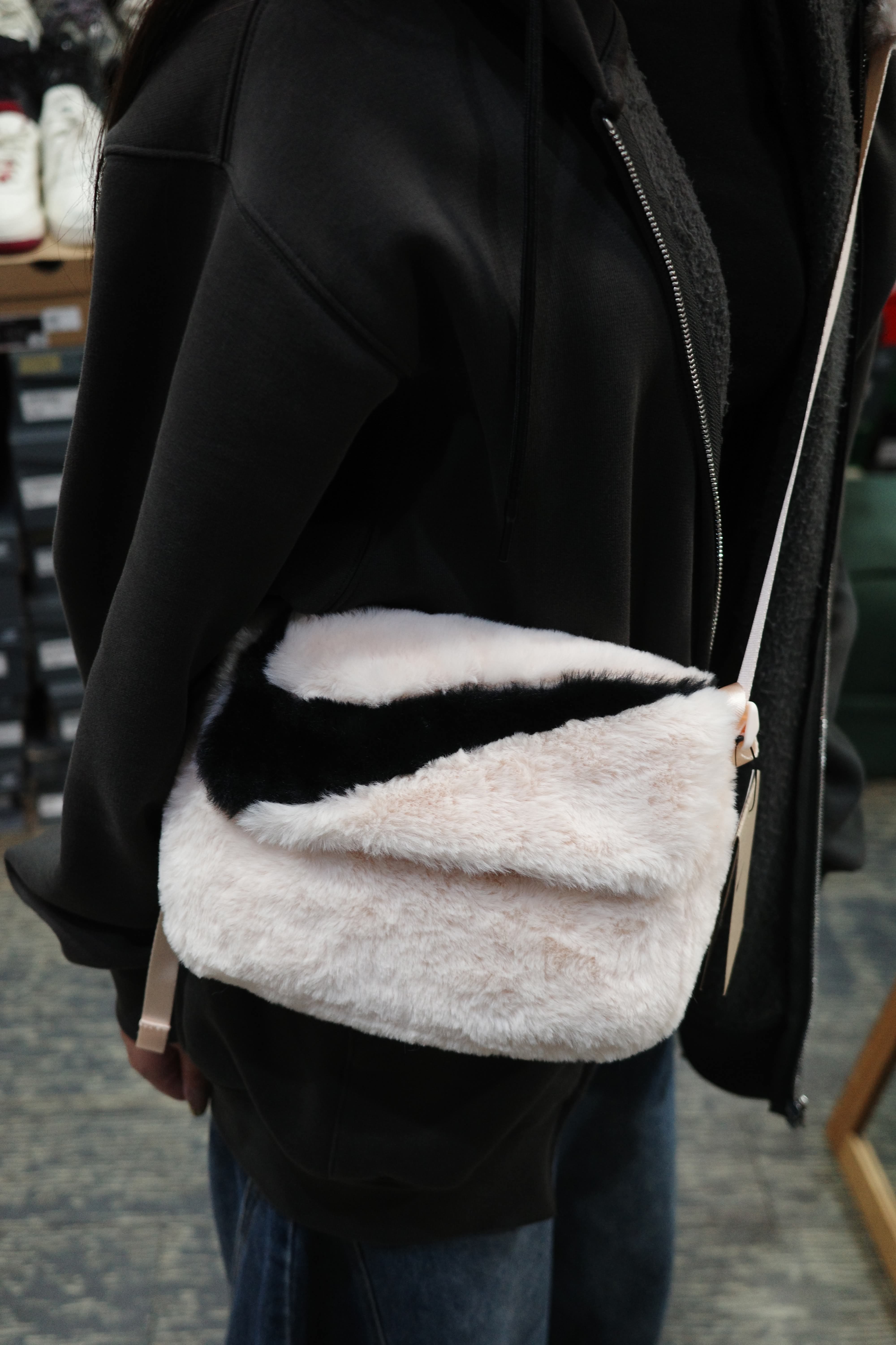 NIKE 毛毛斜背包 粉白(FB3048-838)