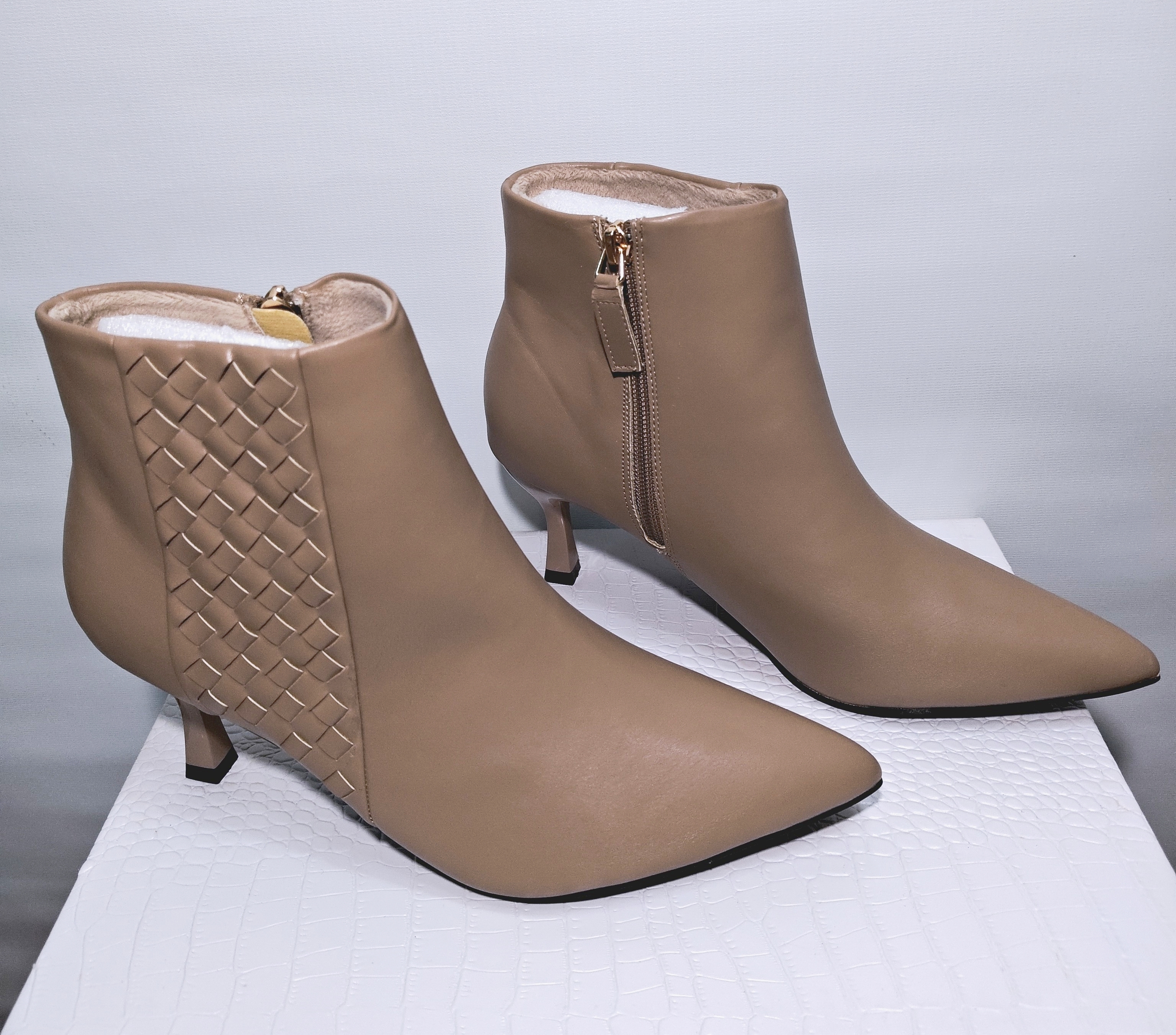 39碼限量 編織飾帶尖頭貓跟短靴 S8