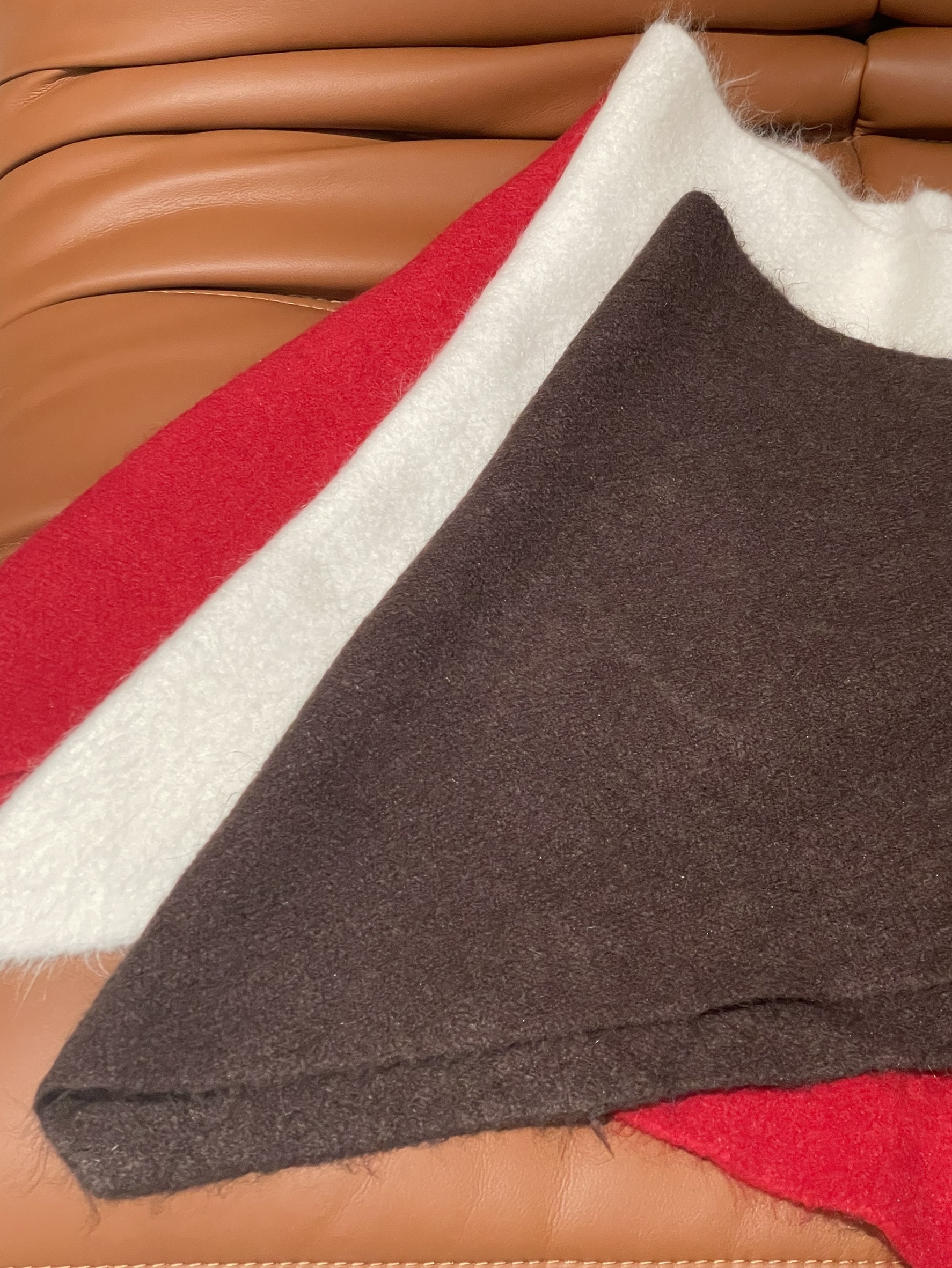 （現貨）#AG09 今年不能沒有的三角披肩(淺灰/紅/可可/奶杏)