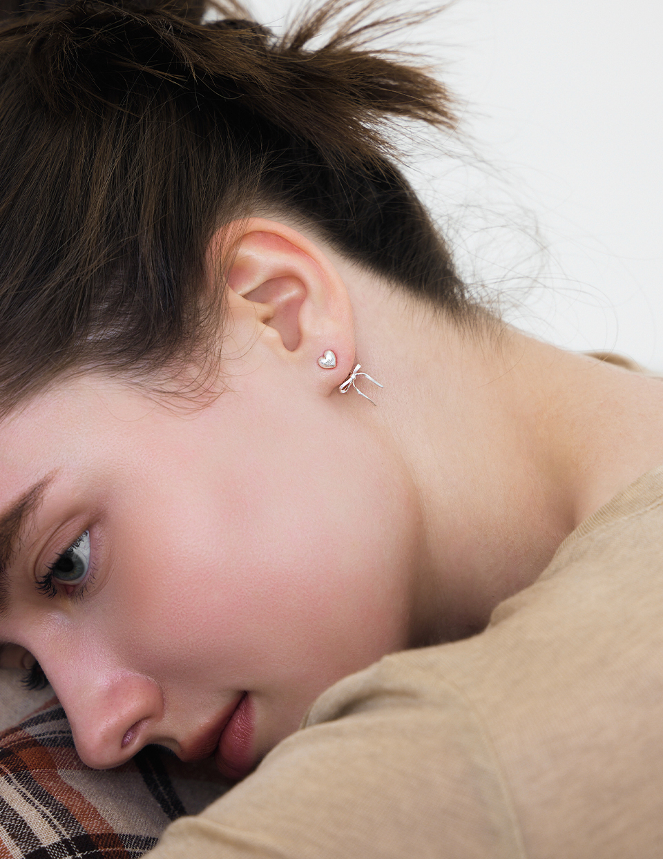 霧銀心型緞帶。針式耳環