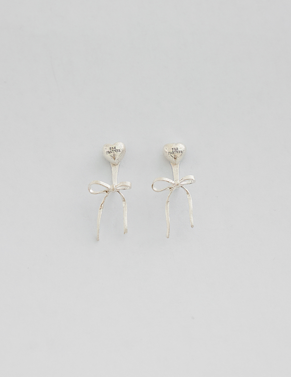 霧銀心型緞帶。針式耳環
