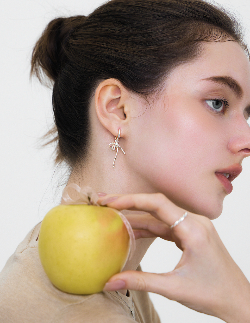 不對稱線條繩結。針式耳環