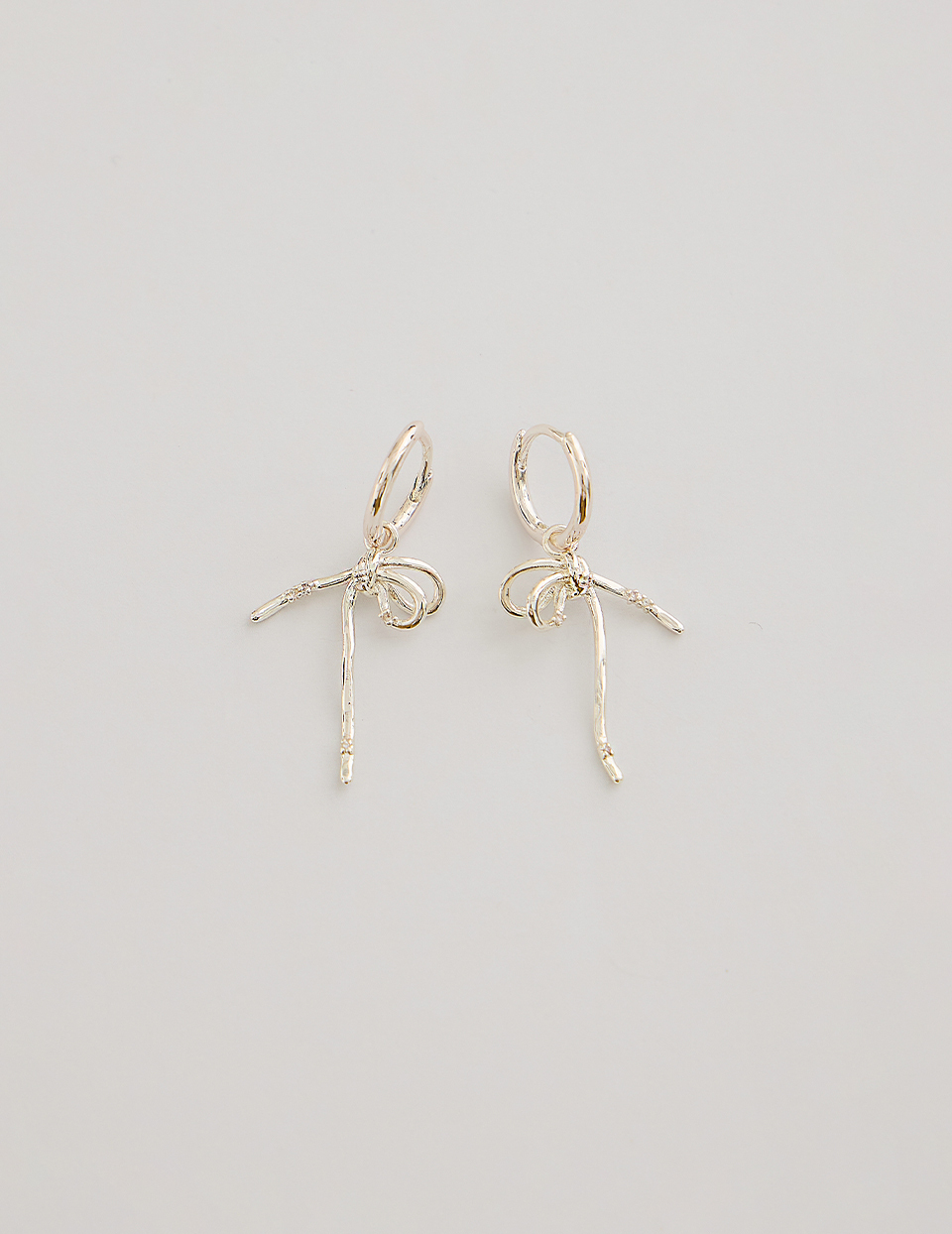 不對稱線條繩結。針式耳環