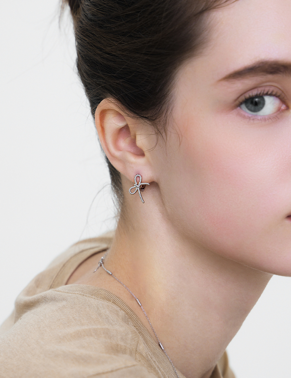 圓珠排列蝴蝶結。針式耳環