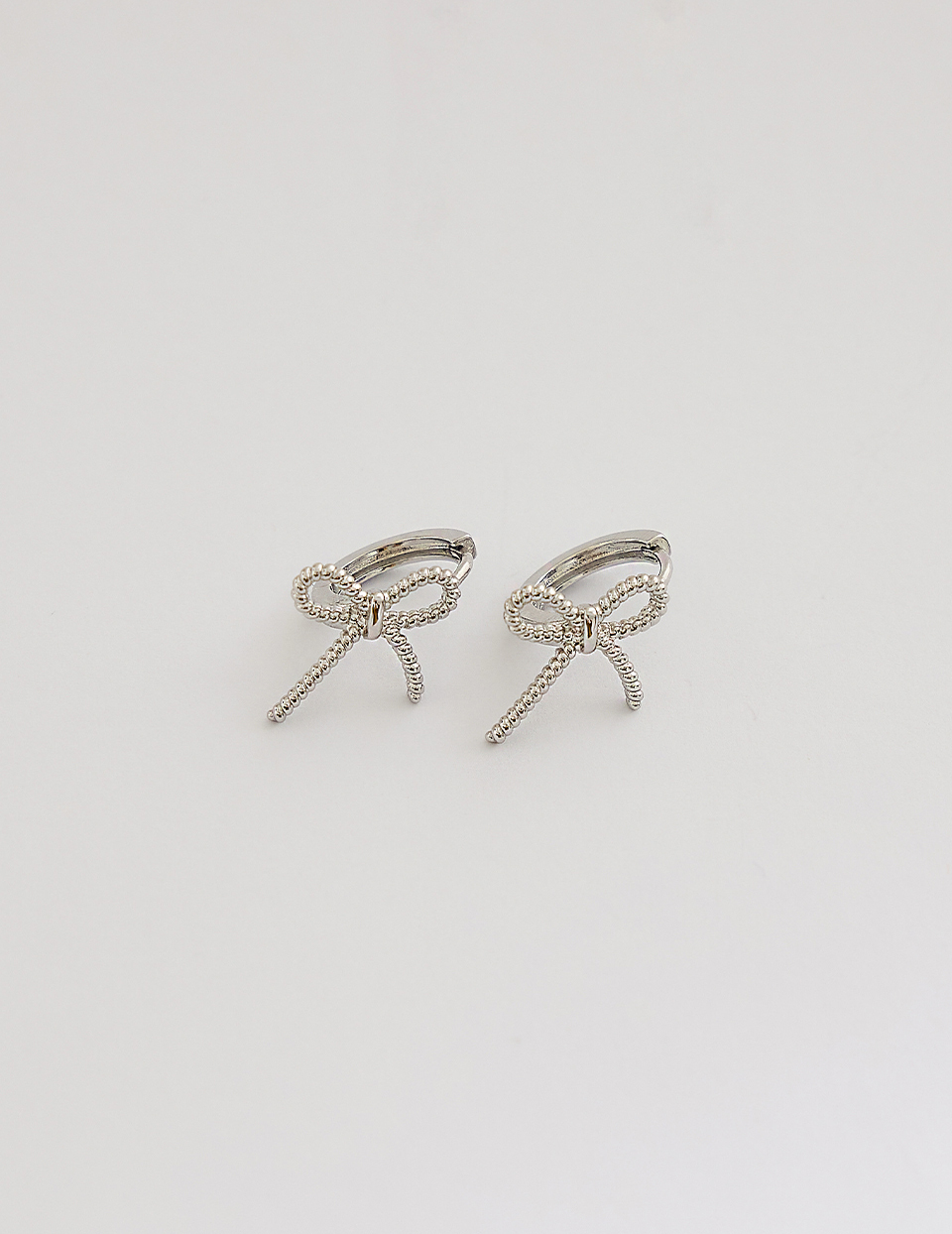 圓珠排列蝴蝶結。針式耳環