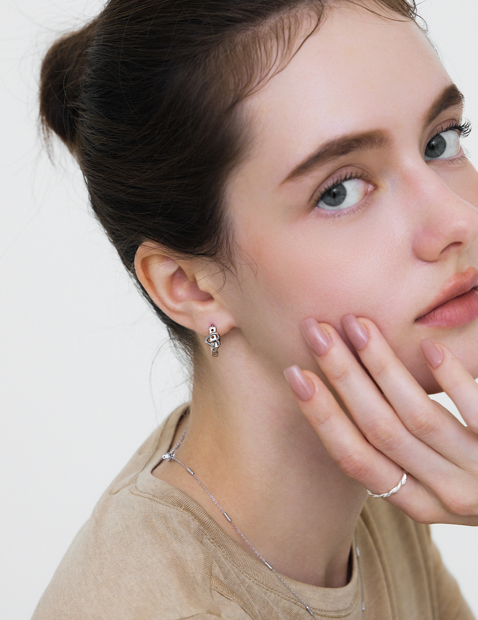 率性愛心皮帶。針式耳環