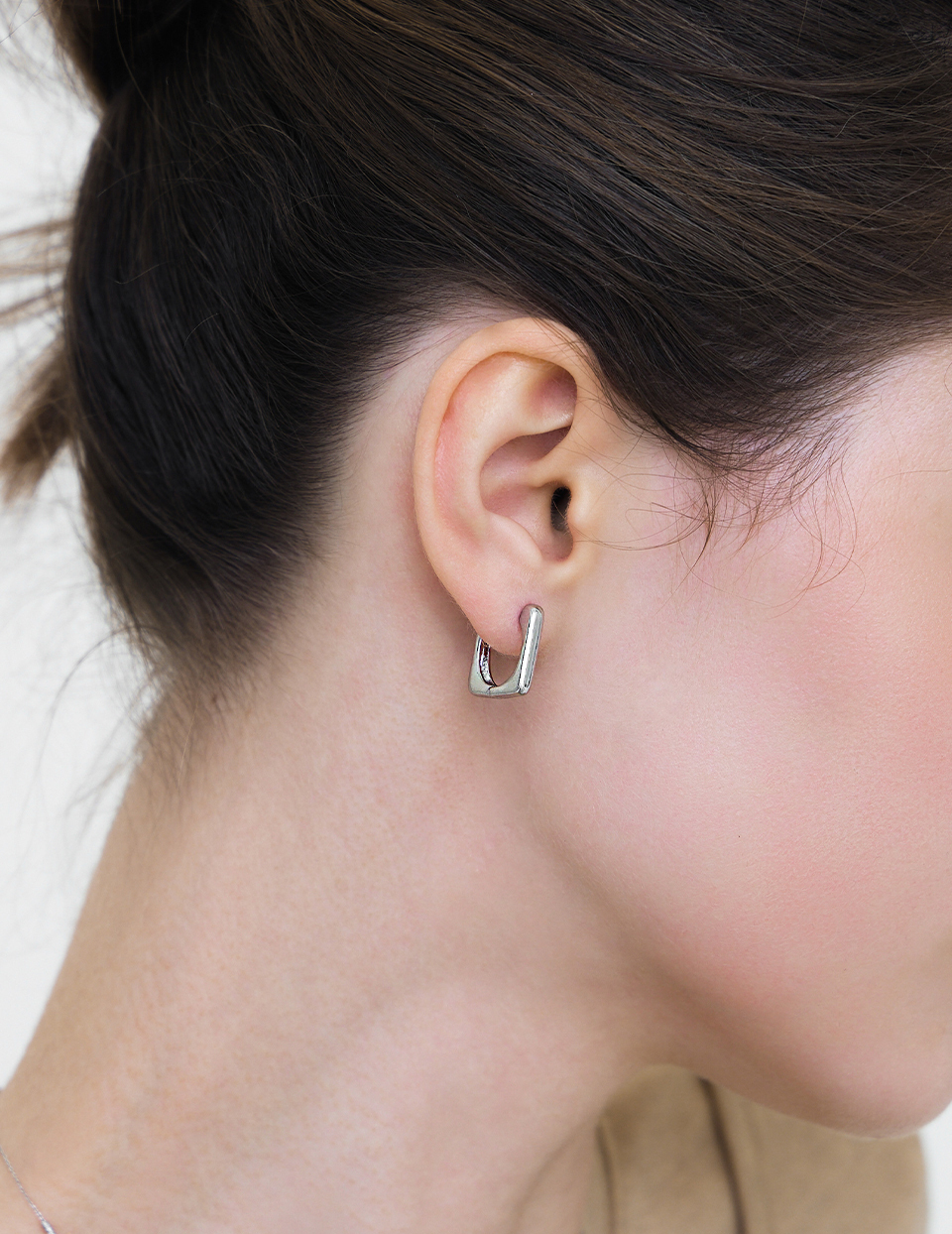 極簡光感方形。針式耳環