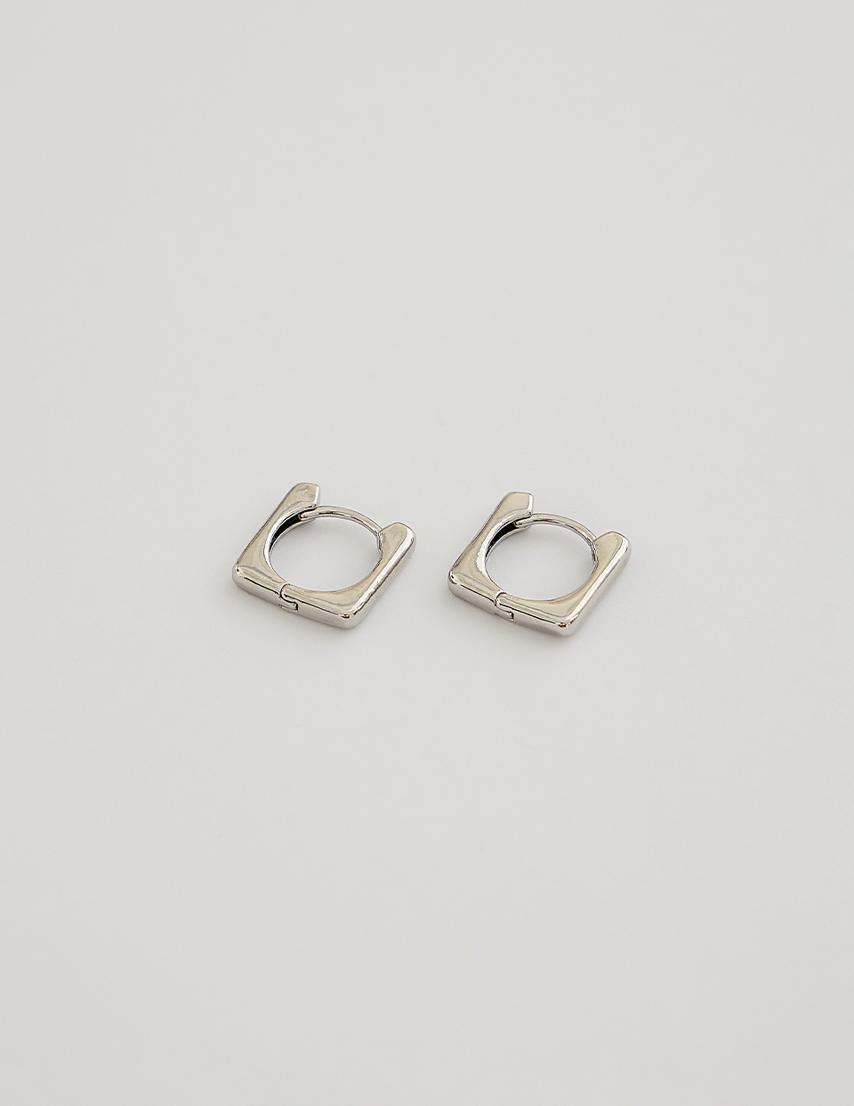 極簡光感方形。針式耳環