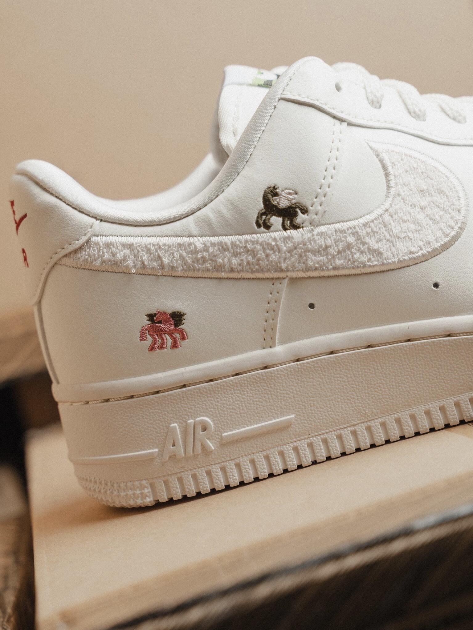 【預購】Nike Air Force 1 "CNY" 2026 馬年 AF1 新年限定款 飛馬 小刺繡 女鞋 IQ1143-100