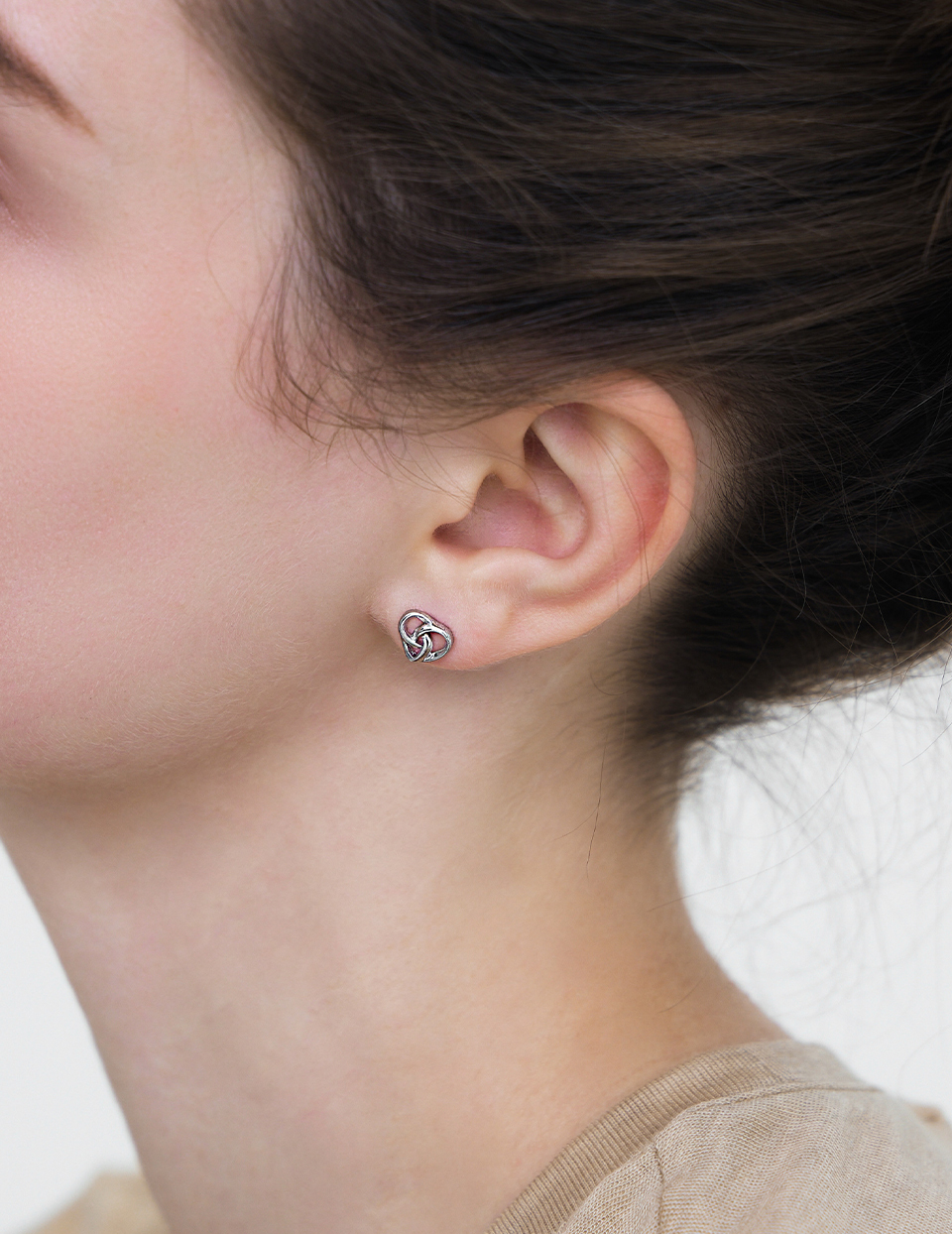 愛心線條交織。針式耳環