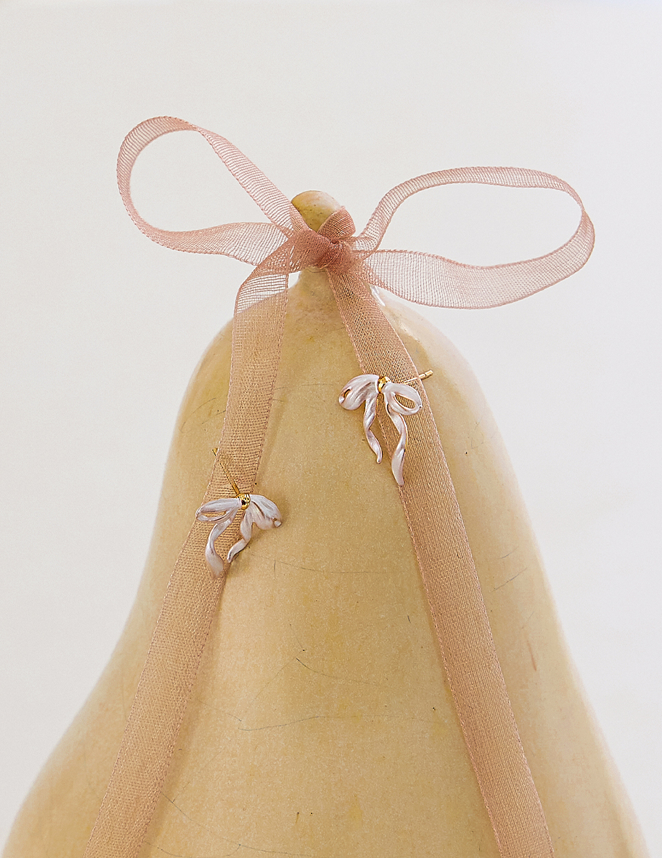 霧銀絲帶蝴蝶結。針式耳環