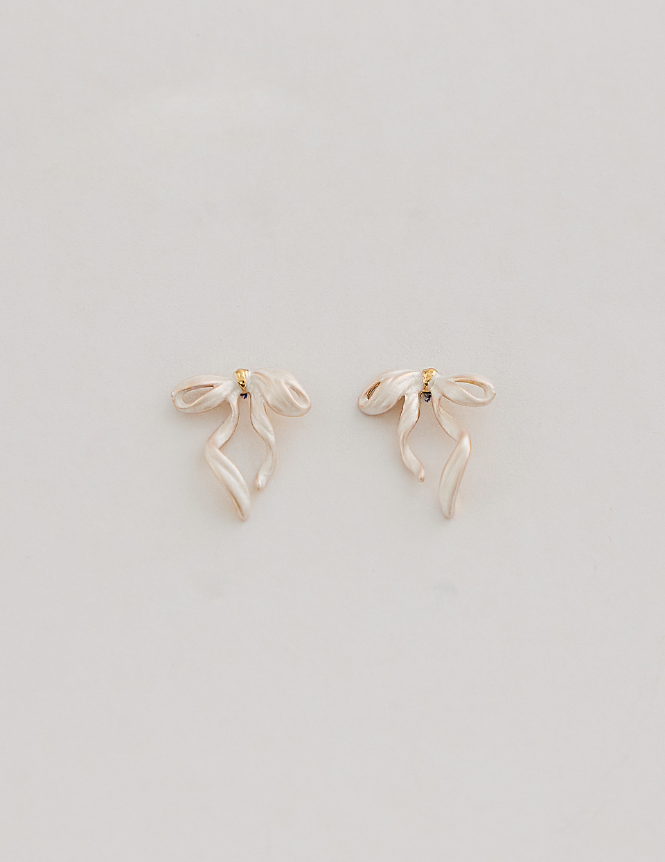 霧銀絲帶蝴蝶結。針式耳環