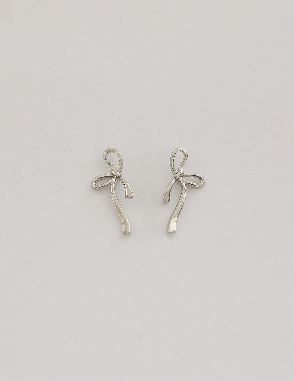 簡約飄感緞帶。針式耳環