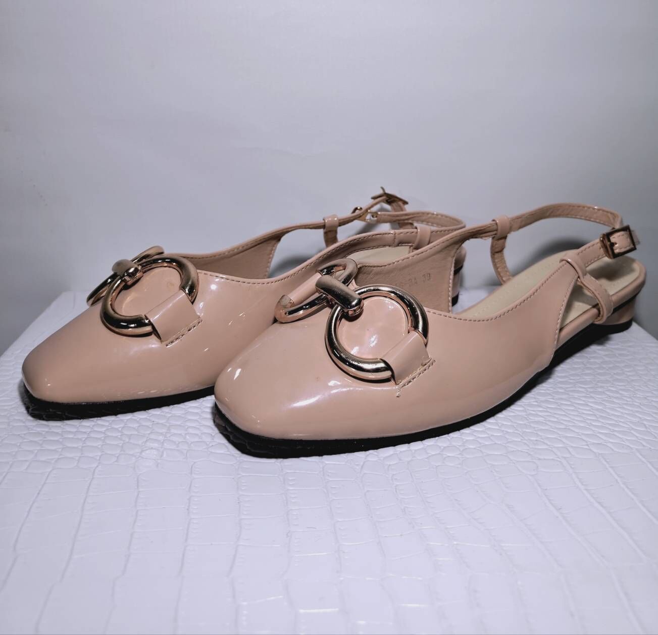 39碼 光面金屬釦環後空平底鞋 S30