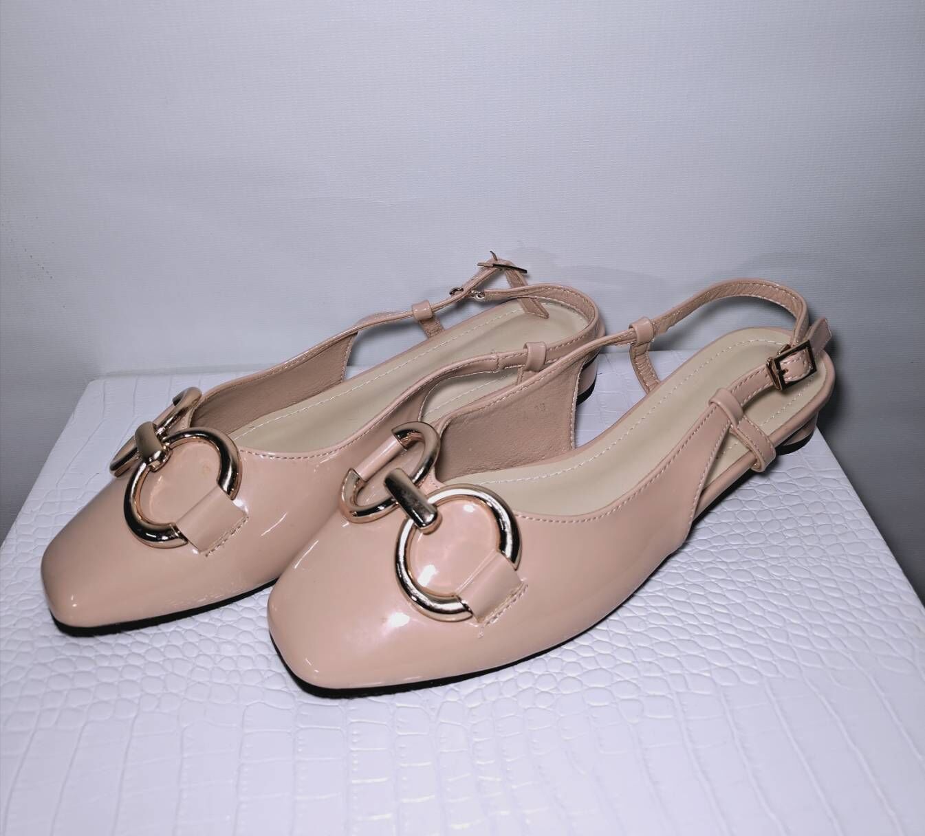 39碼 光面金屬釦環後空平底鞋 S30