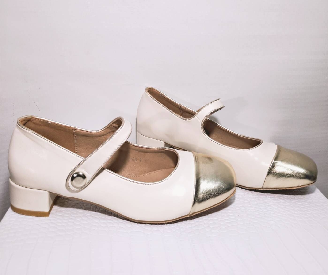 37 米白色雙色方頭搭釦鞋 S33