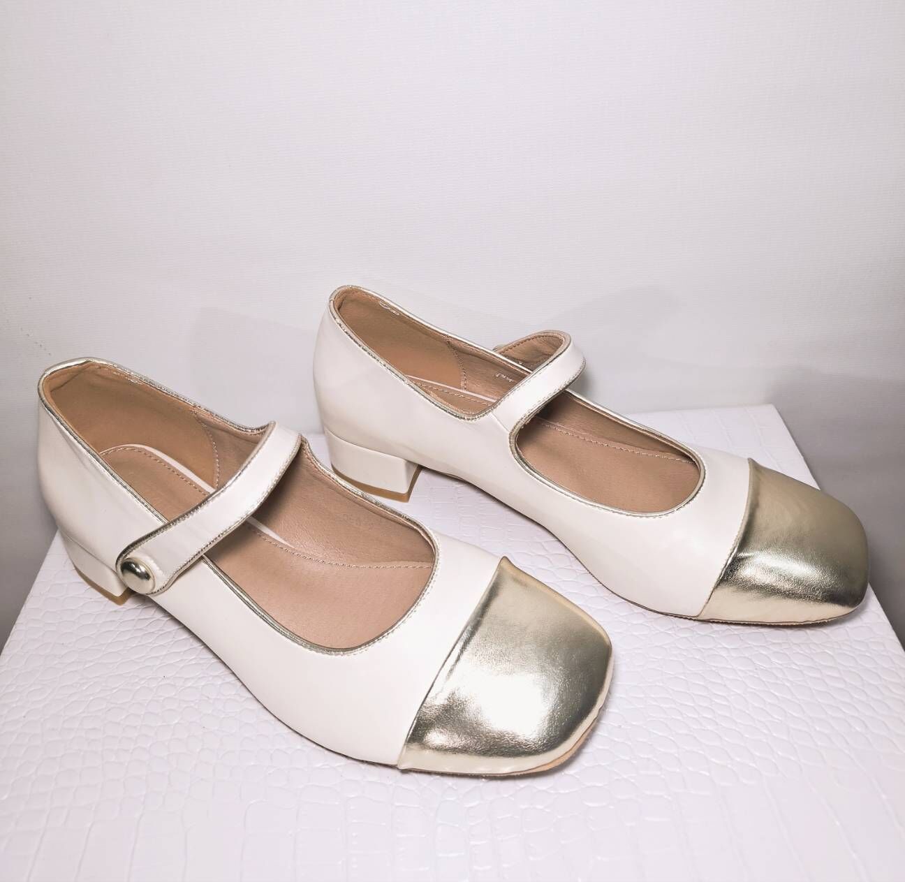 37 米白色雙色方頭搭釦鞋 S33