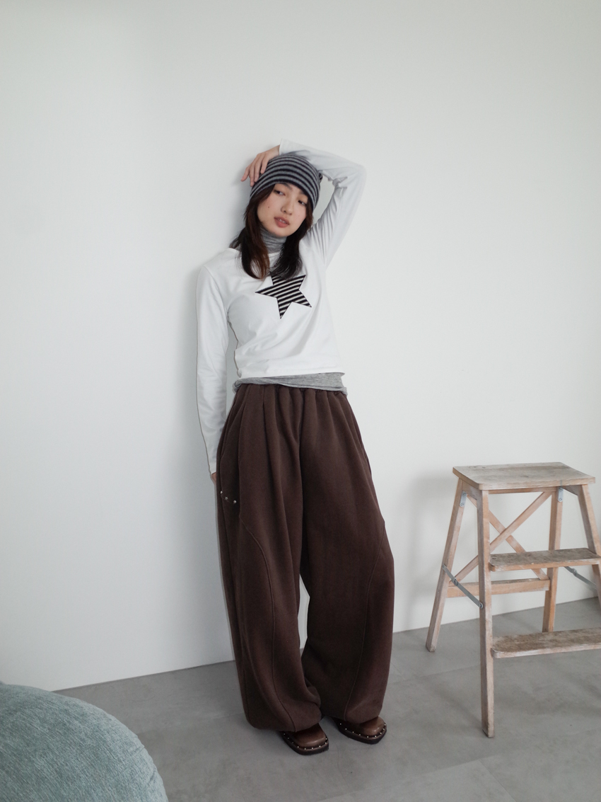 (UNISEX) star-stud fleece joggers in BROWN