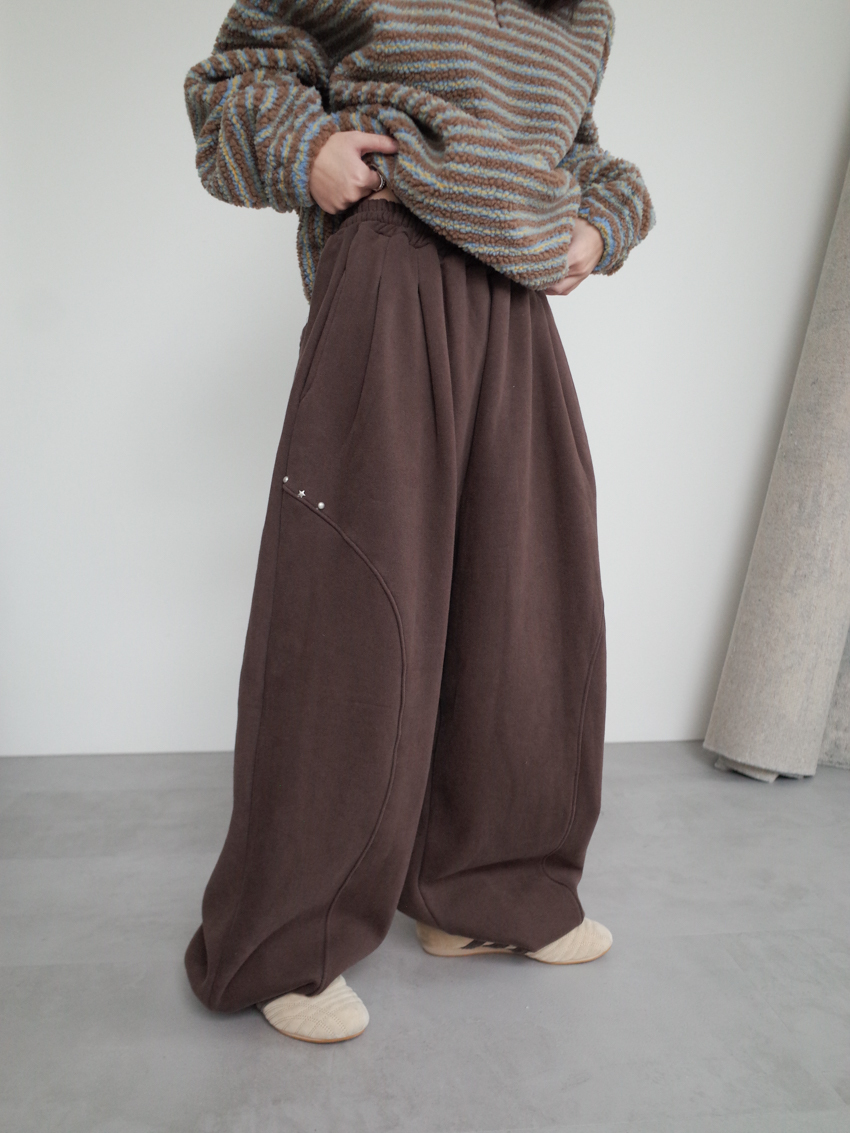 (UNISEX) star-stud fleece joggers in BROWN