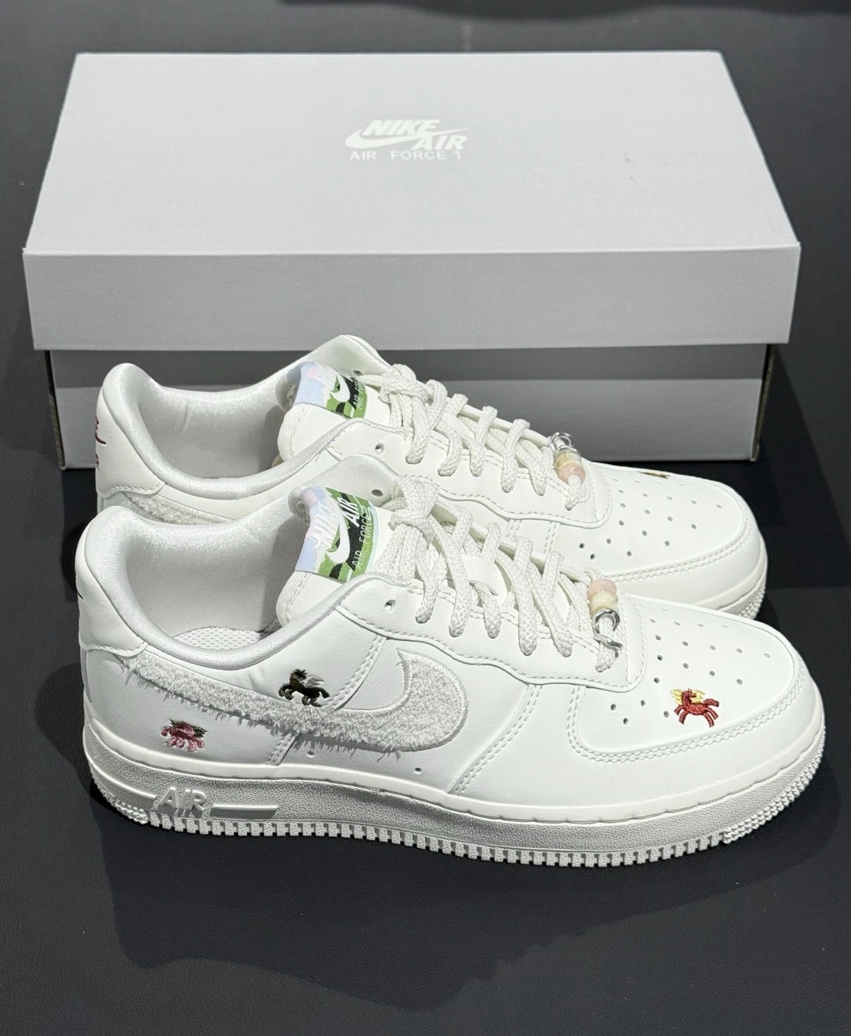 女鞋 NIKE W AIR FORCE 1 '07 'CNY' 白 馬年 新年 飛馬刺繡 立體LOGO 珠子 皮革 休閒鞋【IQ1143-100】