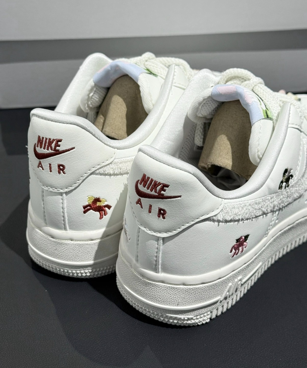 女鞋 NIKE W AIR FORCE 1 '07 'CNY' 白 馬年 新年 飛馬刺繡 立體LOGO 珠子 皮革 休閒鞋【IQ1143-100】
