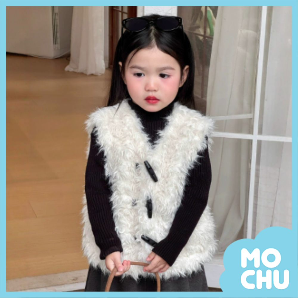 白色毛海牛角扣背心