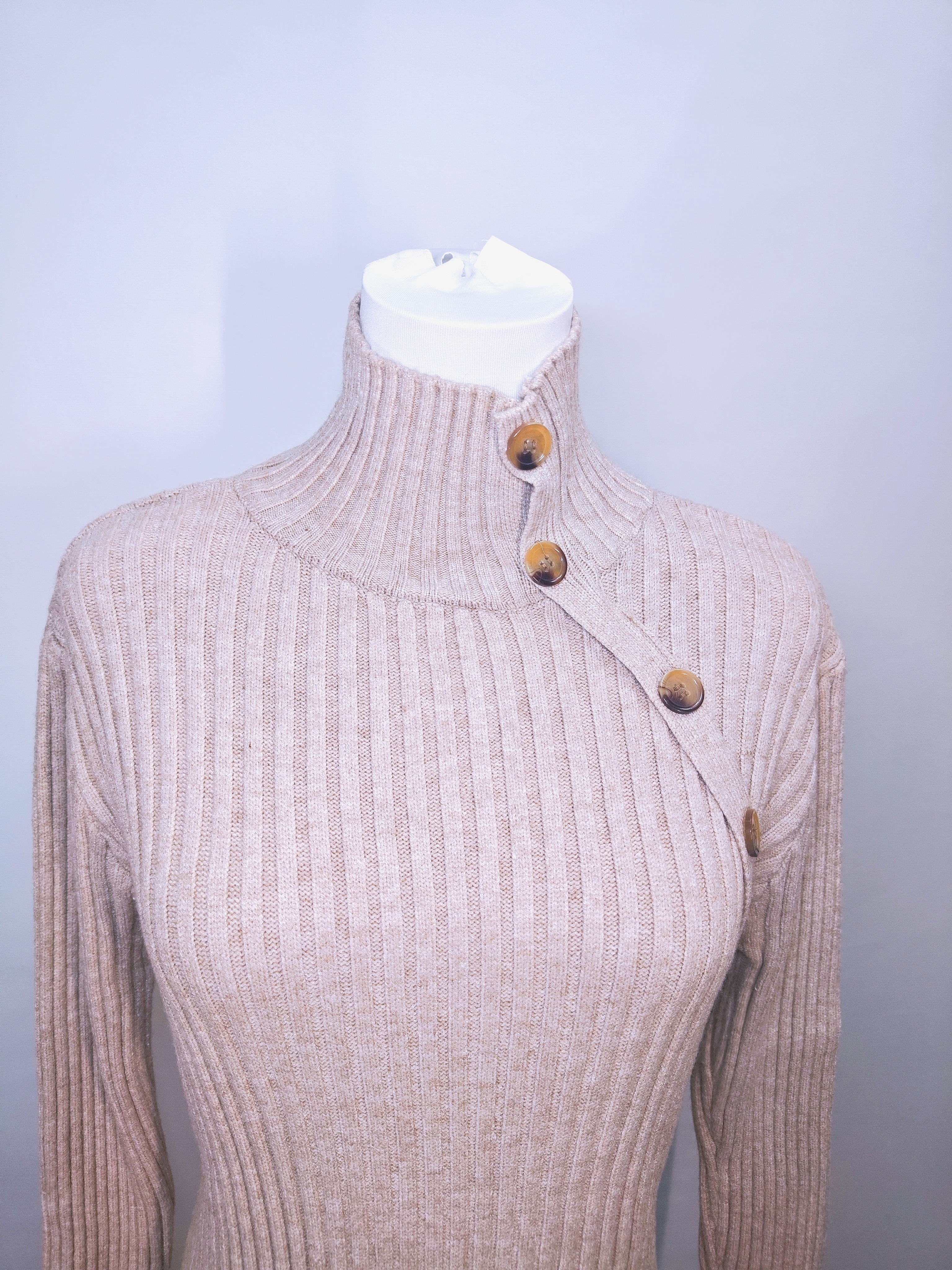 知性溫柔羅紋高領鈕釦裝飾針織連身裙 C1