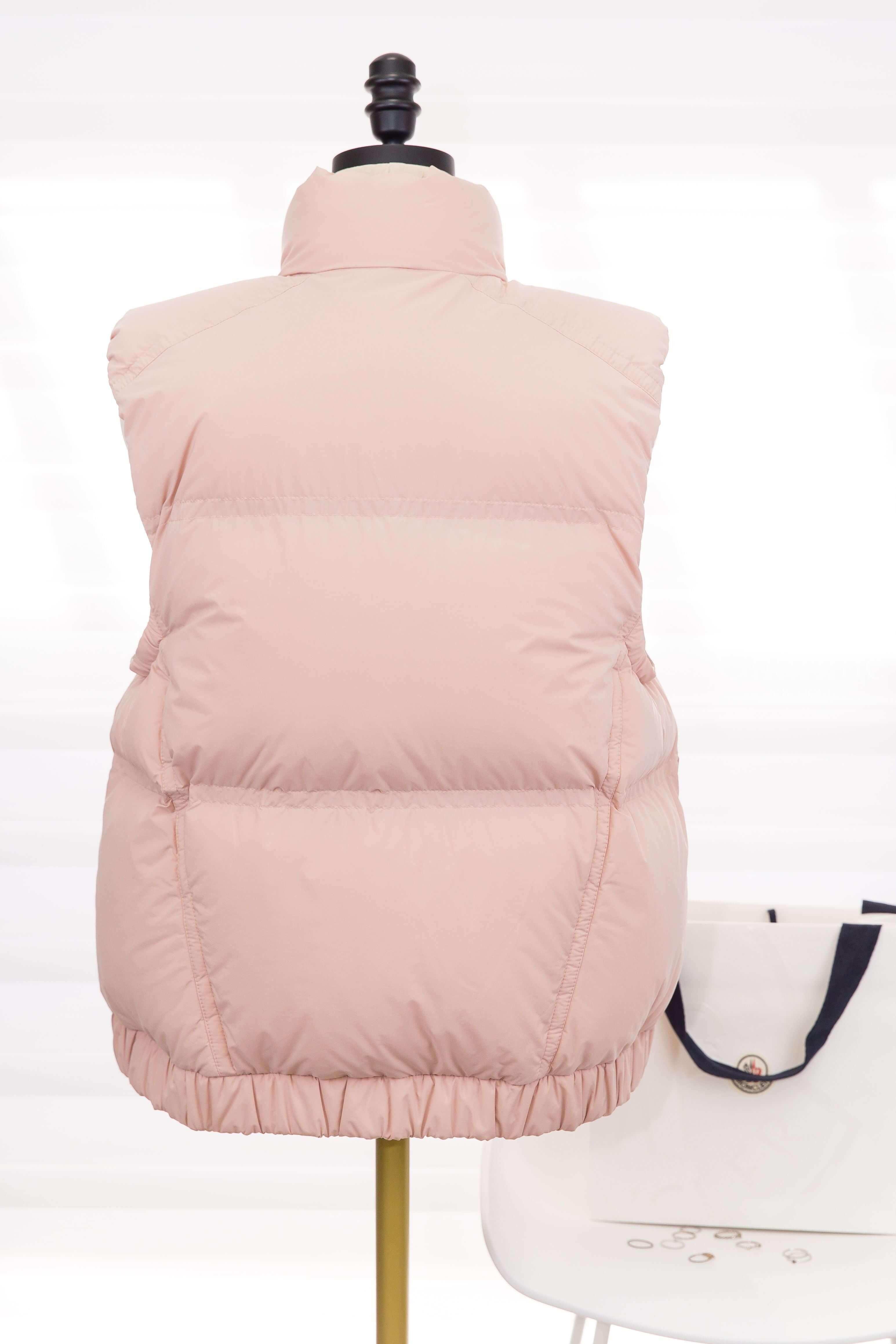 Moncler Baise Down Gilet 粉色小立領黑色圓釦羽絨背心-Charline Boutique 精品代購