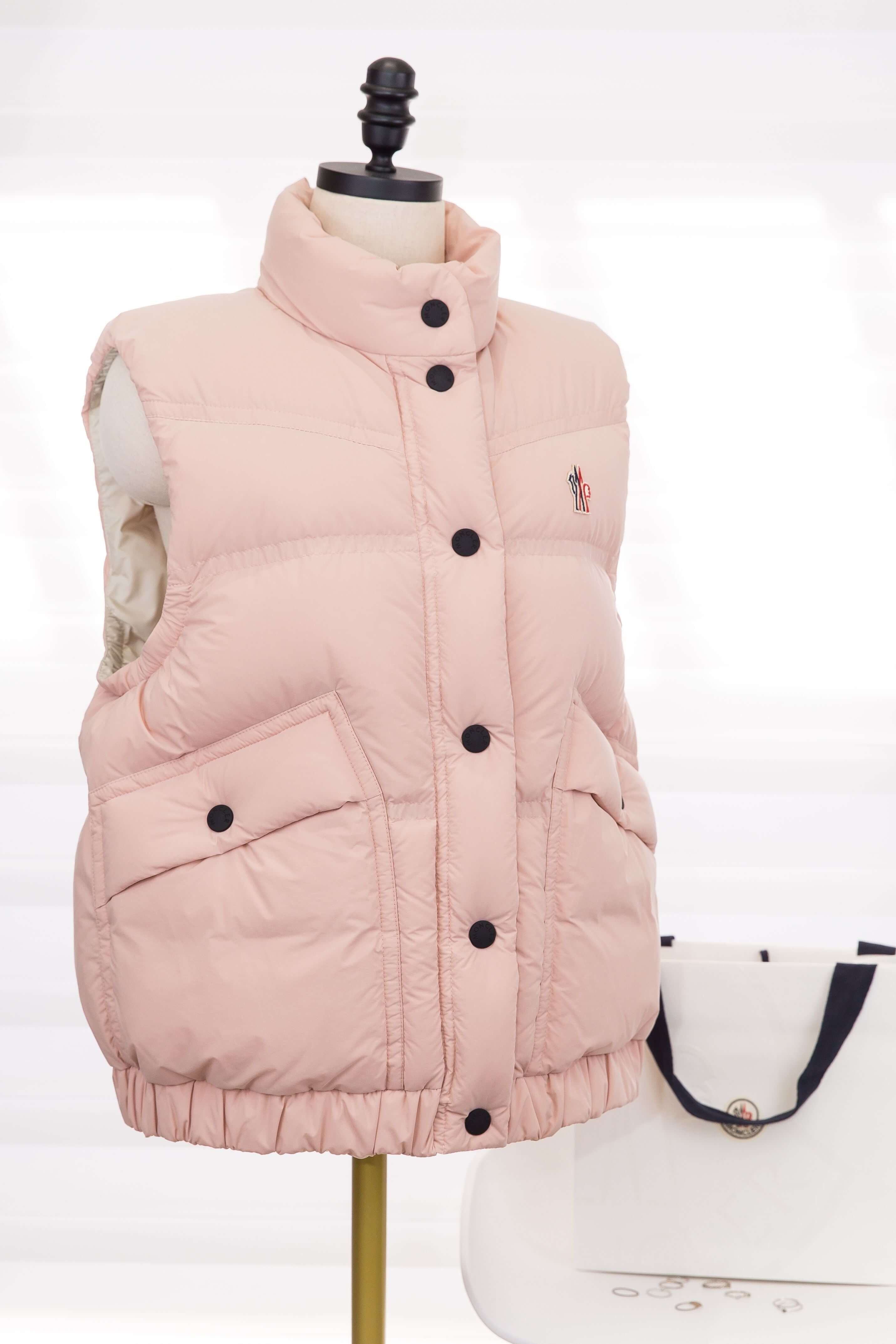 Moncler Baise Down Gilet 粉色小立領黑色圓釦羽絨背心-Charline Boutique 精品代購