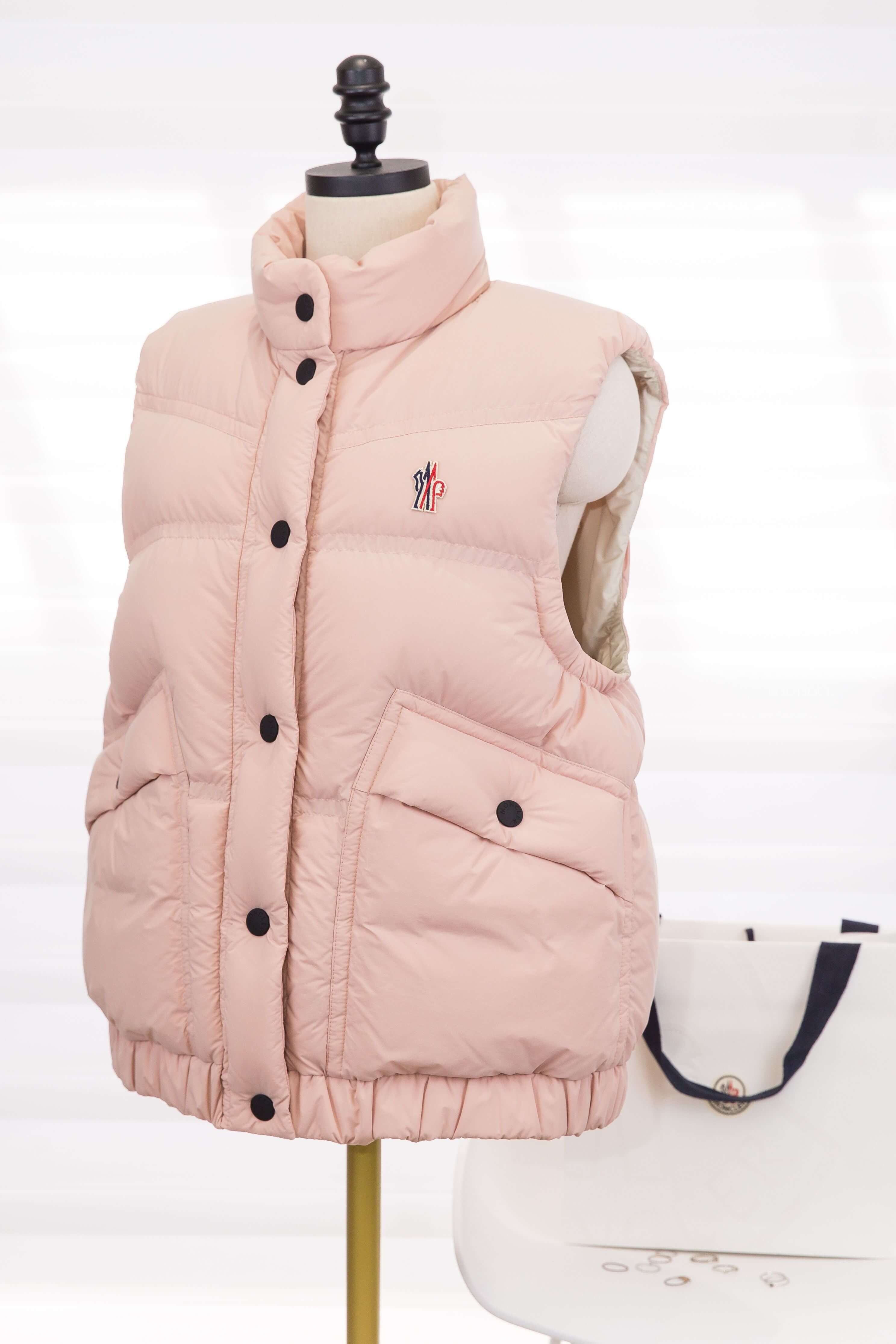 Moncler Baise Down Gilet 粉色小立領黑色圓釦羽絨背心-Charline Boutique 精品代購