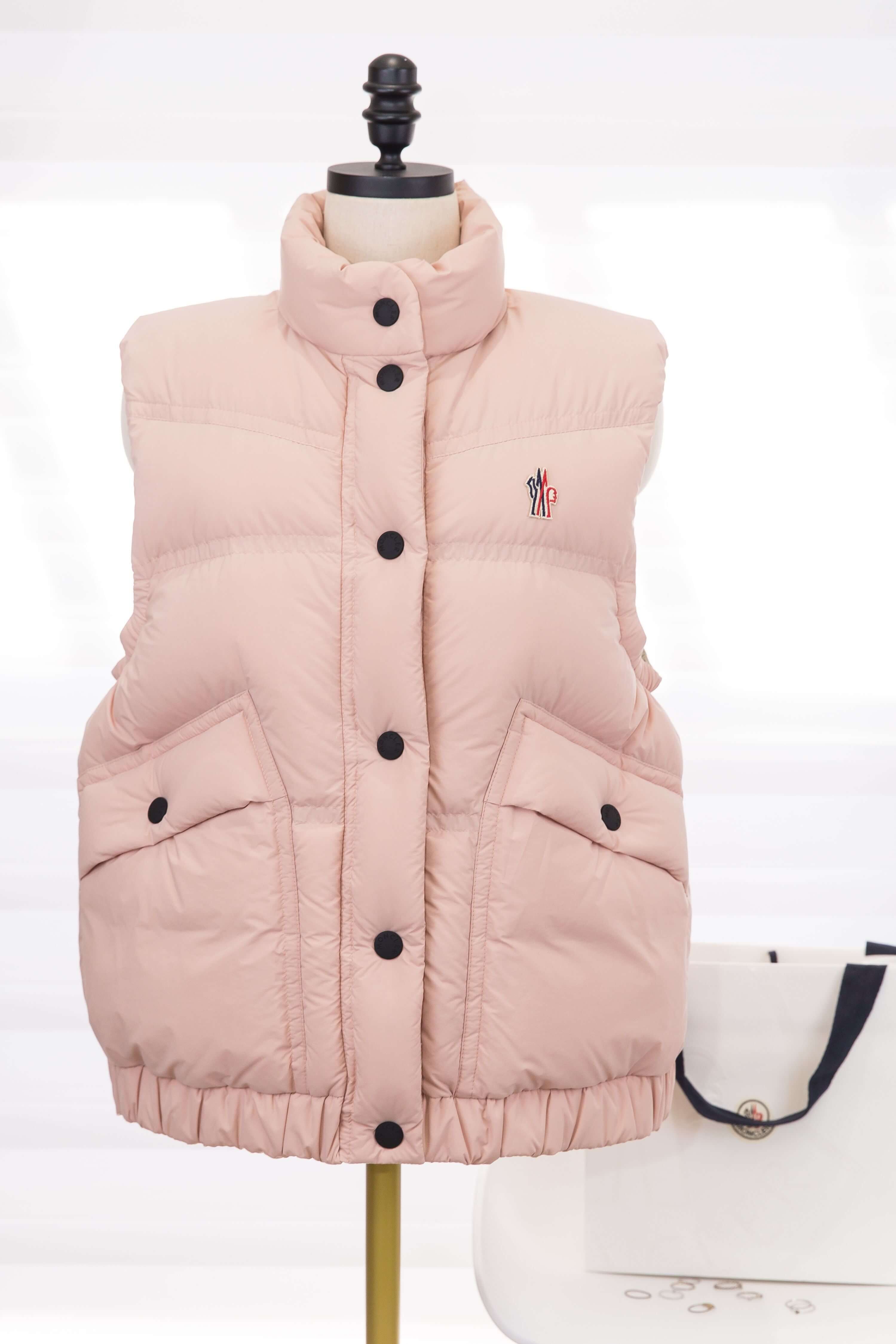 Moncler Baise Down Gilet 粉色小立領黑色圓釦羽絨背心-Charline Boutique 精品代購