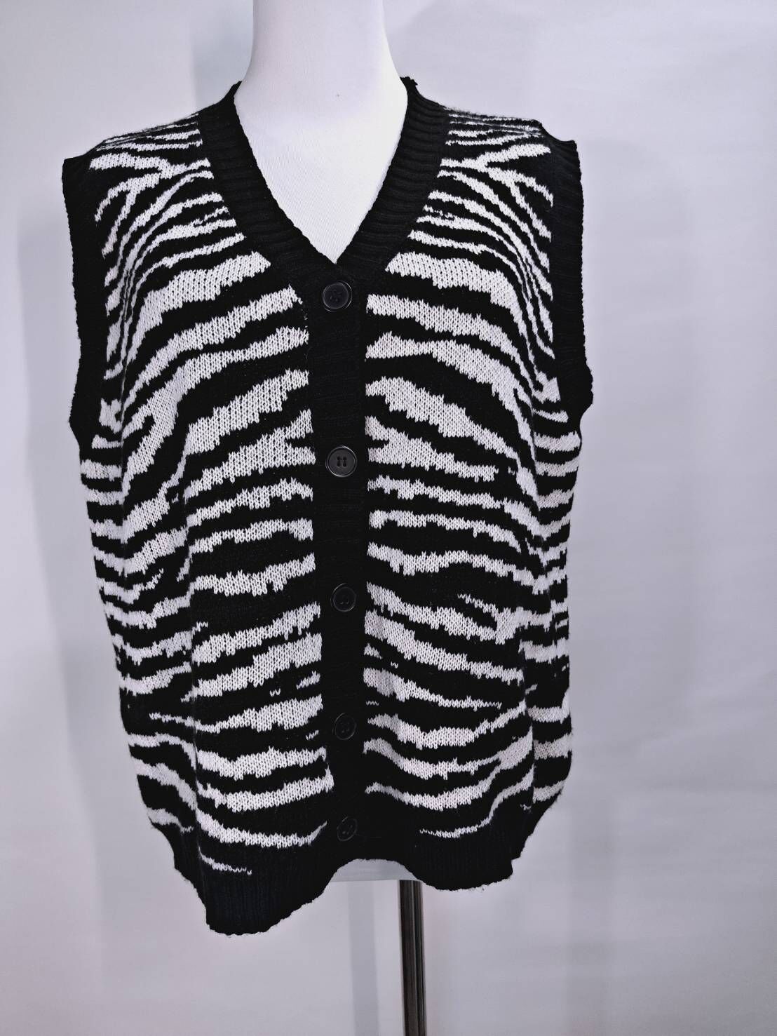 野性潮流斑馬紋 V 領鈕釦針織背心 C4