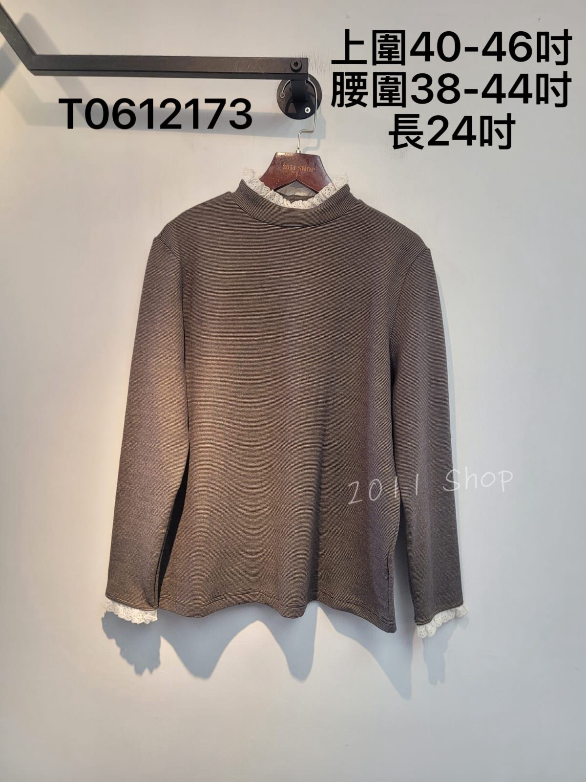 *不設優惠* 出口日本暗橫紋花邊TOP  上圍40-46吋 腰圍38-44吋 長24吋  T0612173