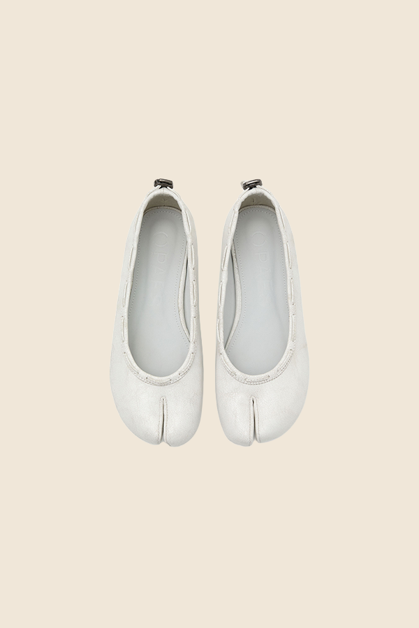 PAES - 分趾皮革平底鞋（復古白）