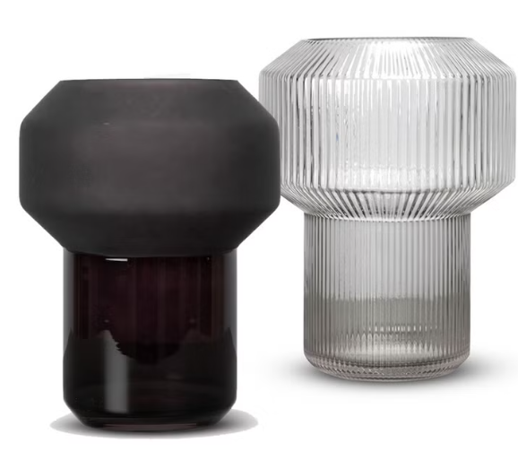 ByOn-Rikke 花器，經典簡約，瓶身帶有波浪設計，清新透明色與個性黑色