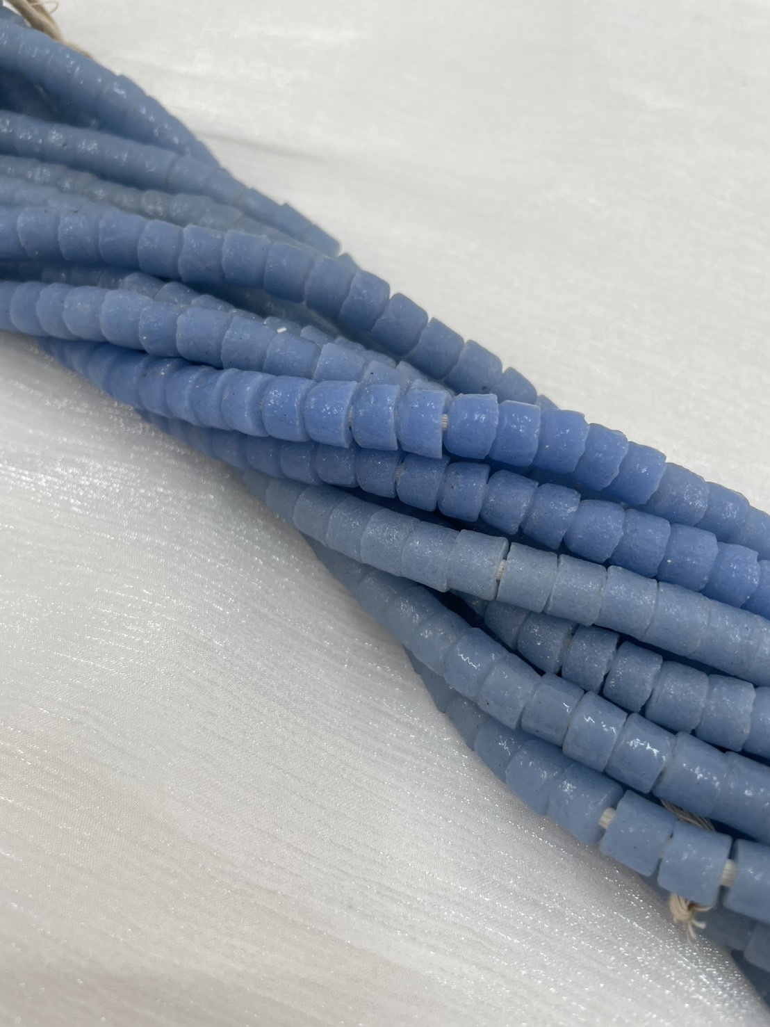 No.6貿易老藍珠9mm高5mm總長64cm共100顆