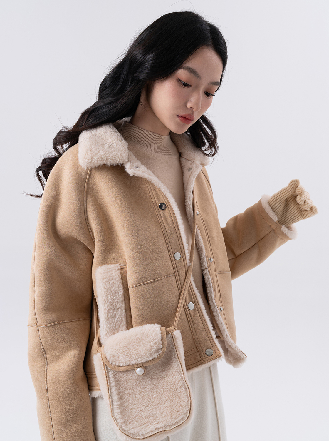 翻領麂皮剪裁外套附小包