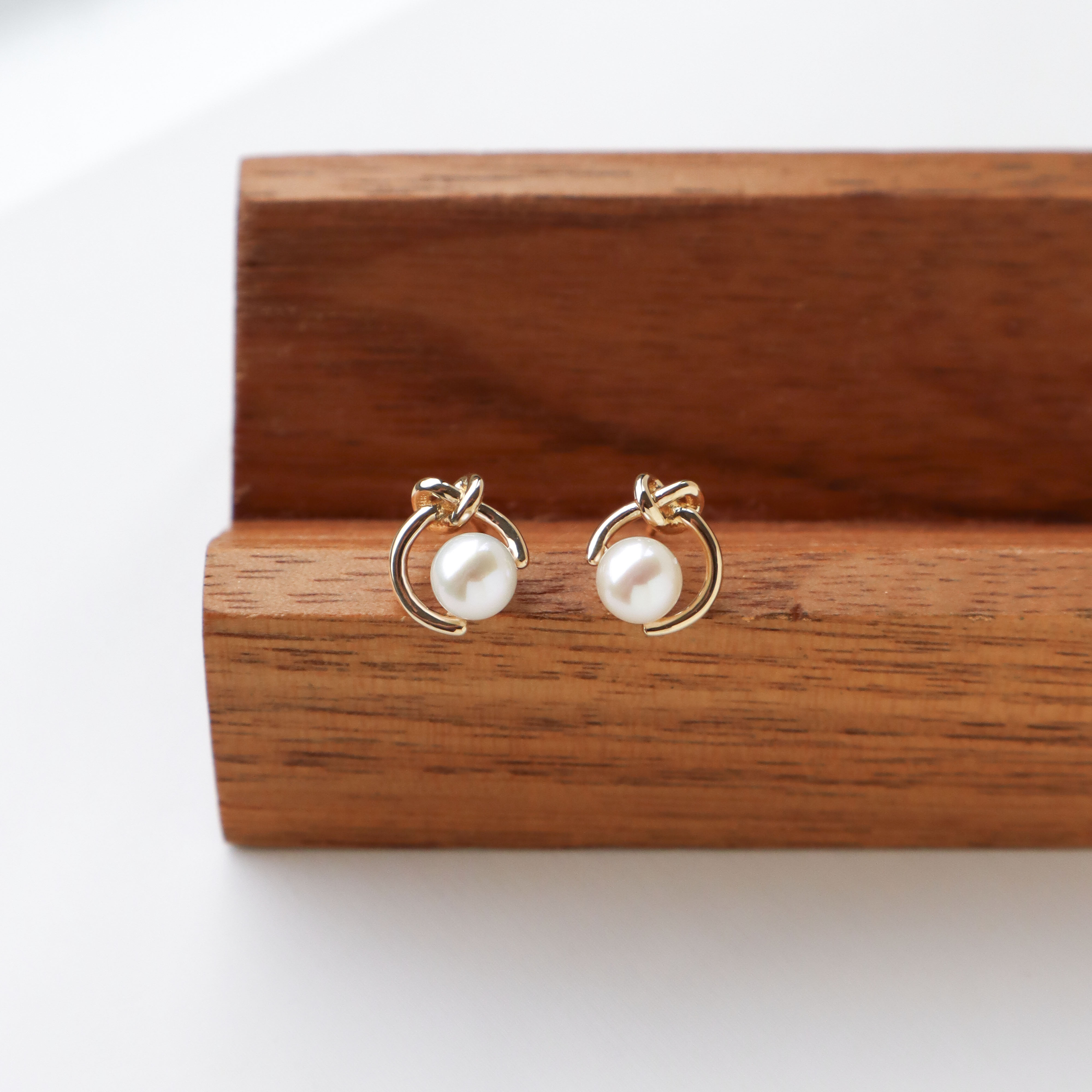 10K/微甜扭結珍珠耳環