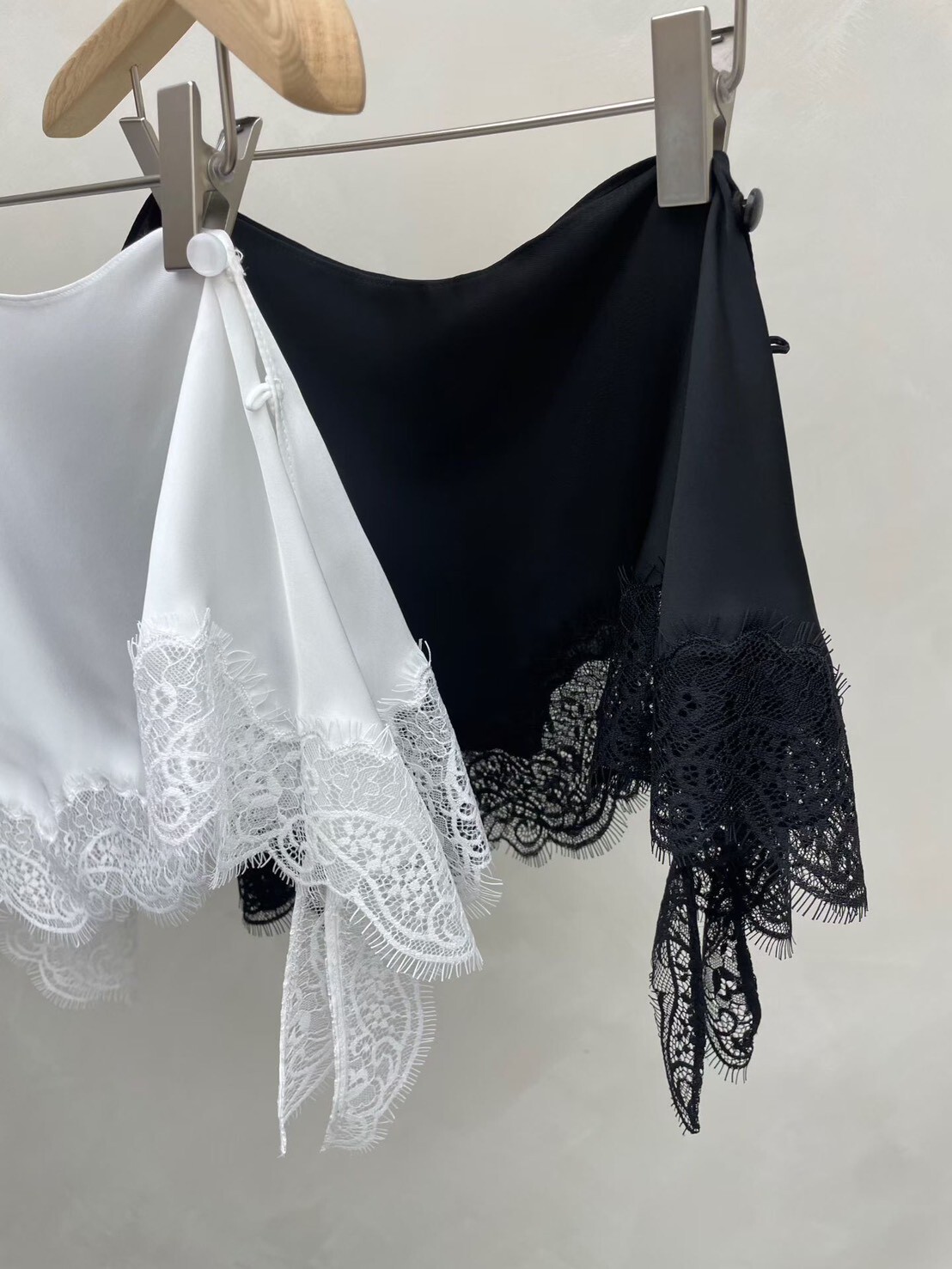 #AD101蕾絲屁簾(黑/白)