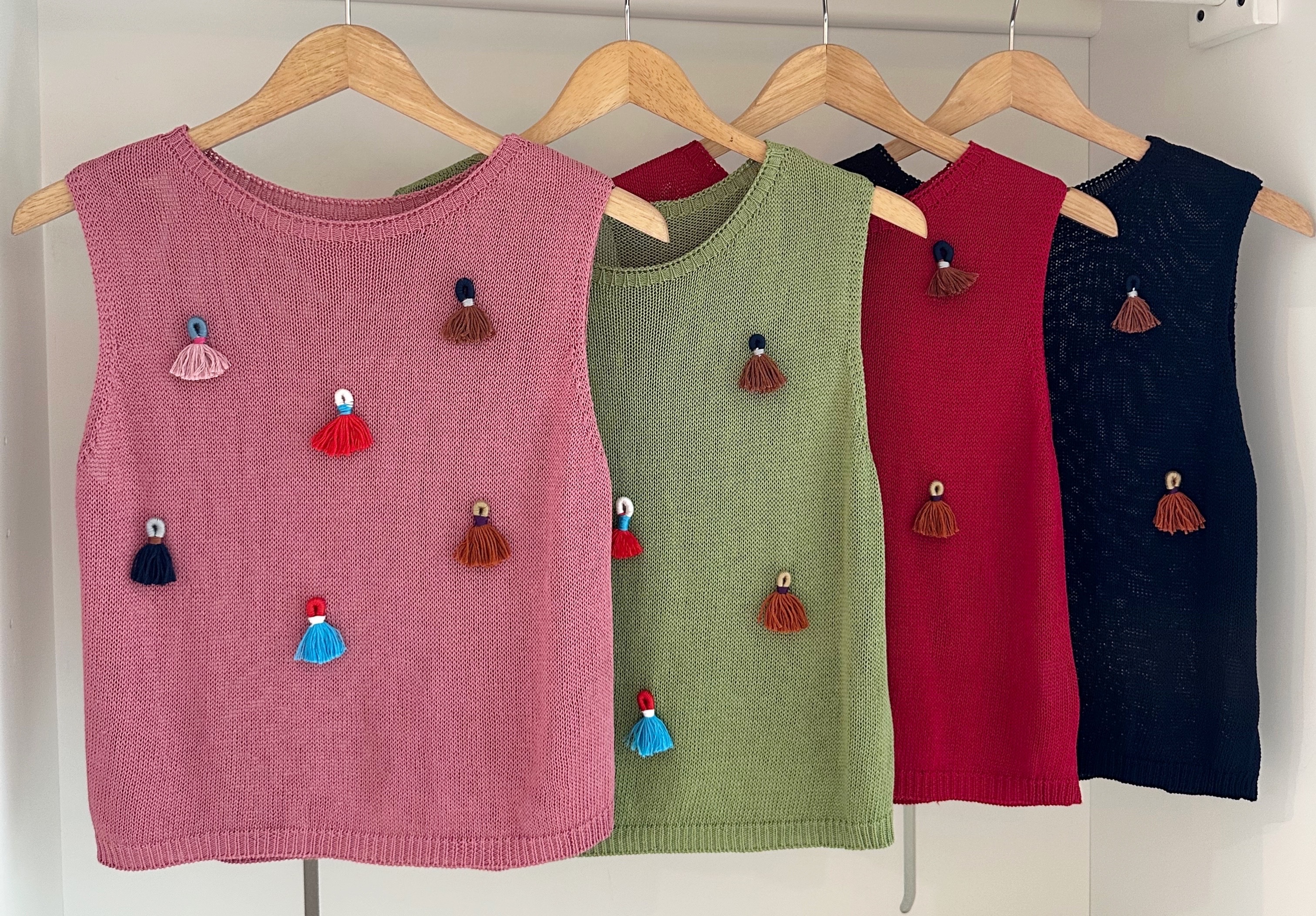 SLEEVELESS KNIT BLOUSE WITH TASSEL DETAILS