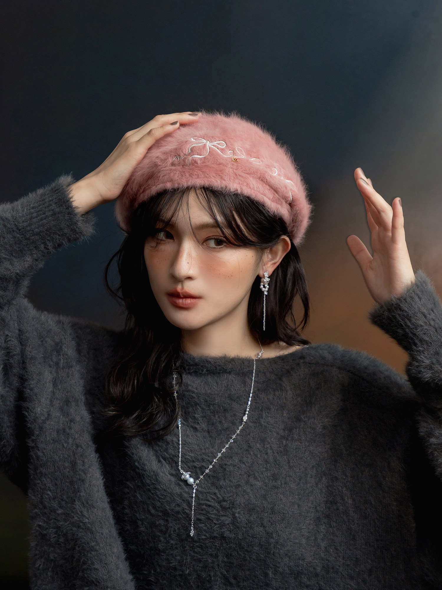 煙囪裡有包裹。MUCHAT手作刺繡蝶結絨毛貝蕾帽 (淺粉)