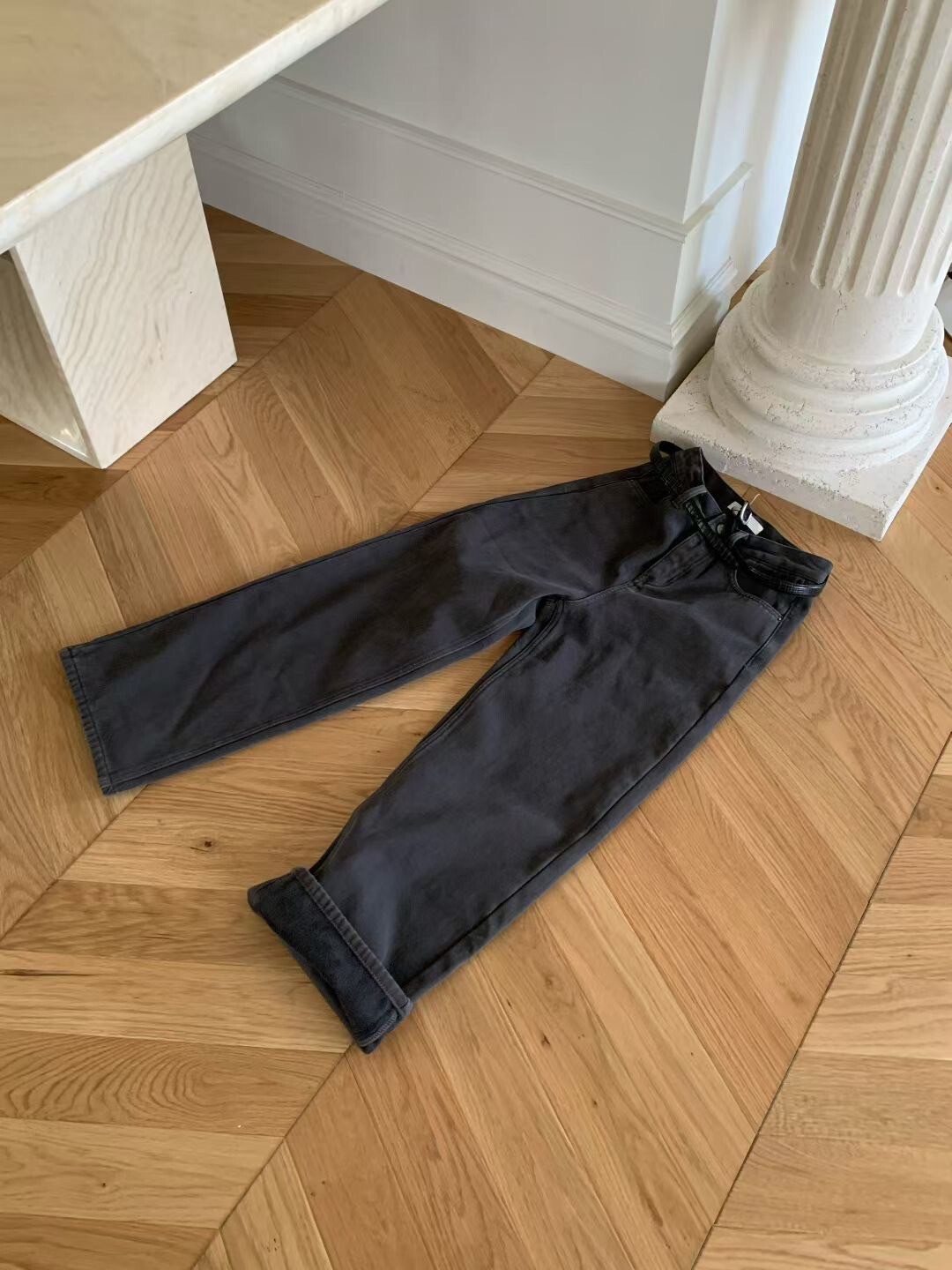 水洗黑附腰帶內磨毛高腰直筒牛仔褲-S-Ｍ