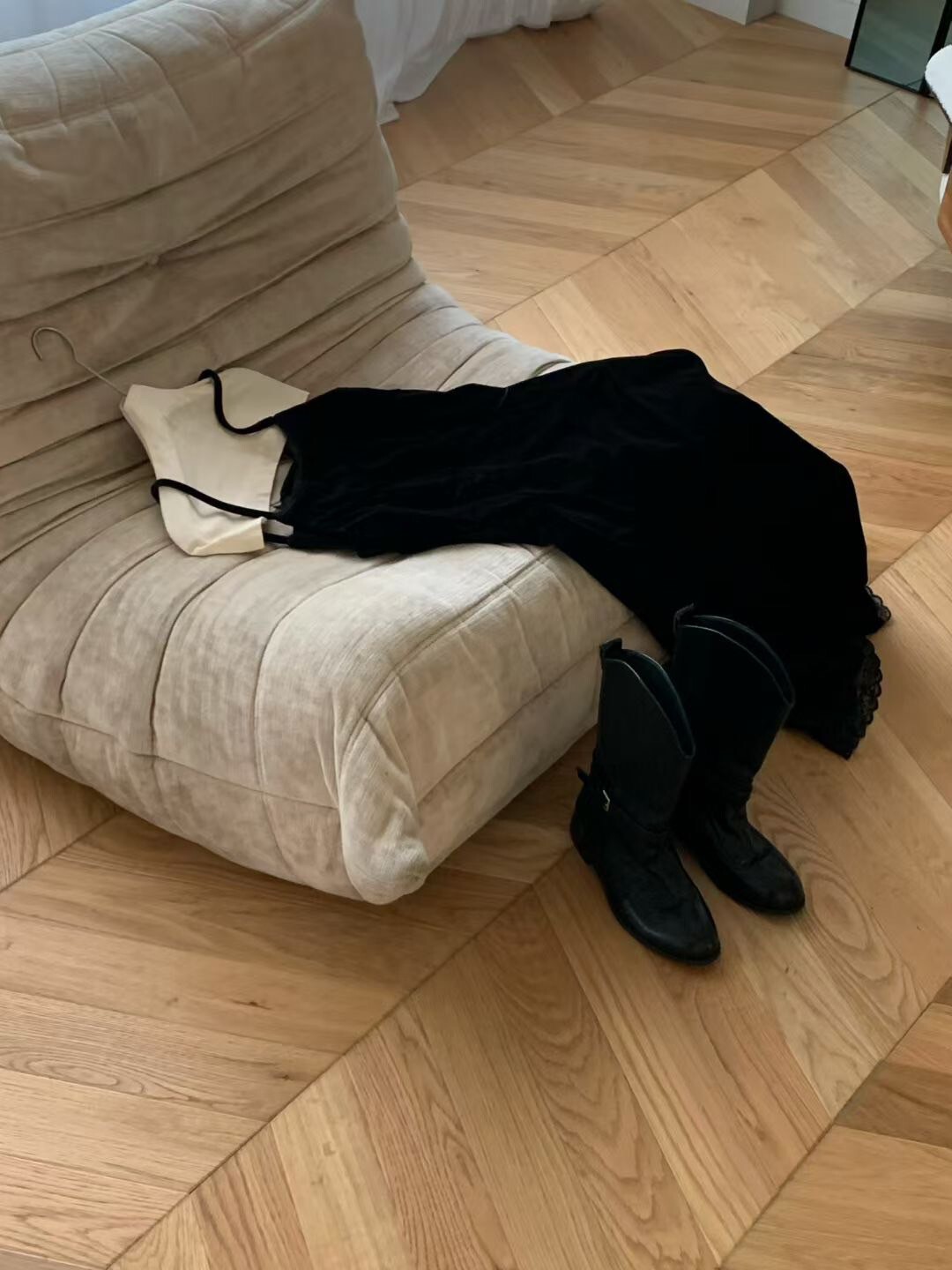 經典黑絲絨質感蕾絲滾邊細肩帶長洋裝