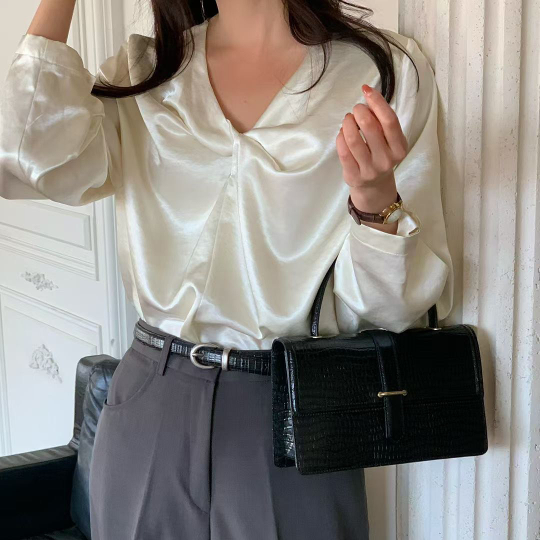 千金風光澤感扭結造型V領上衣 / 2色